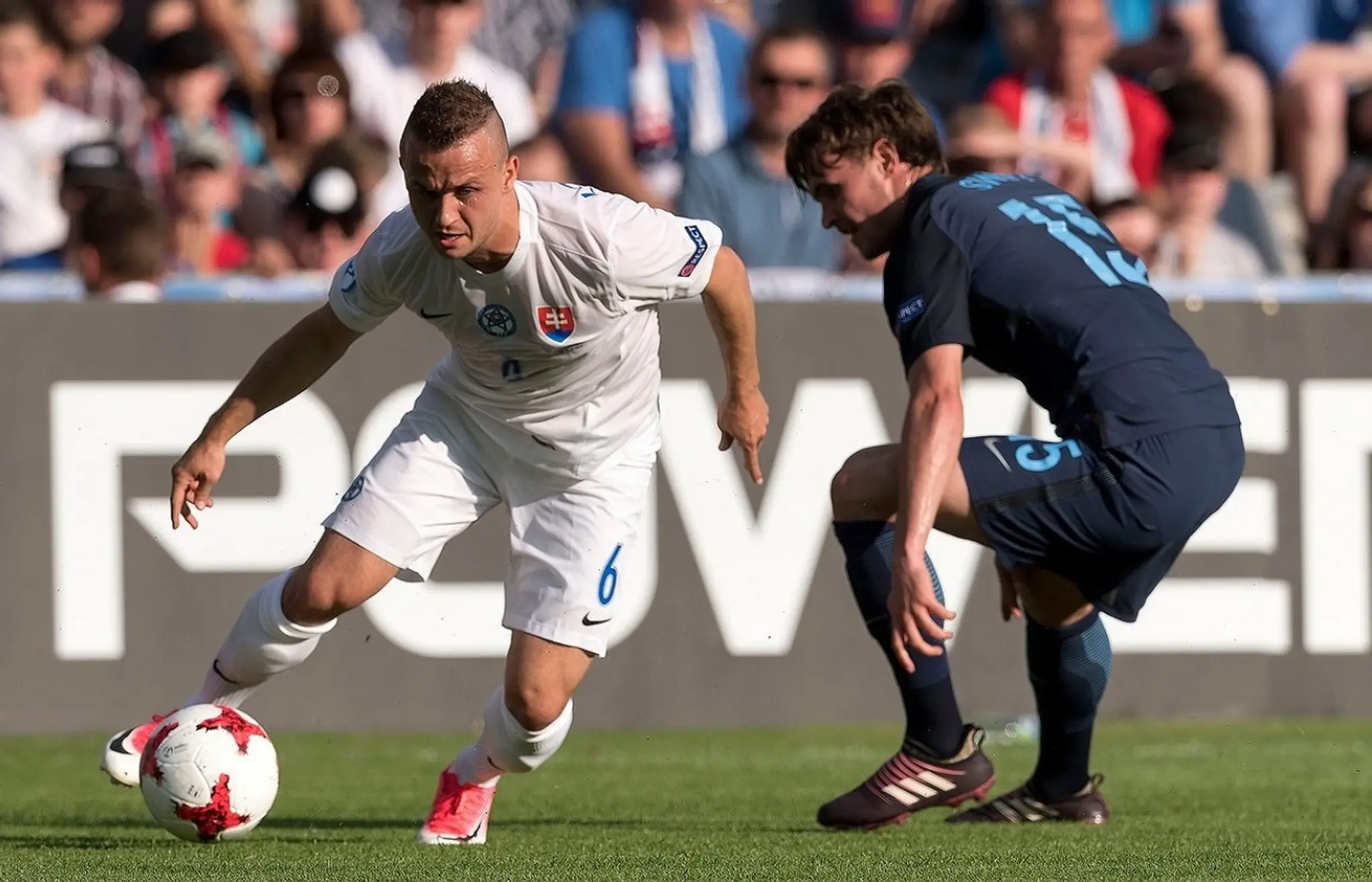 Stanislav Lobotka a Angličan John Swift.