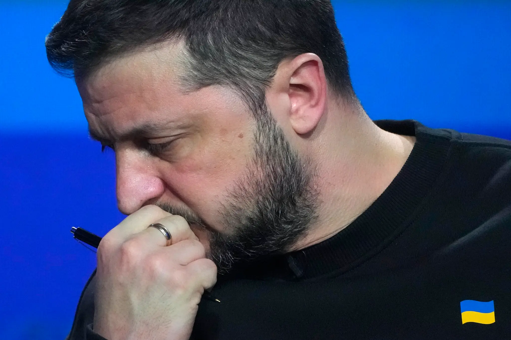 Ukrajinský prezident Volodymyr Zelenskyj reaguje počas jeho koncoročnej tlačovej konferencie v Kyjeve.