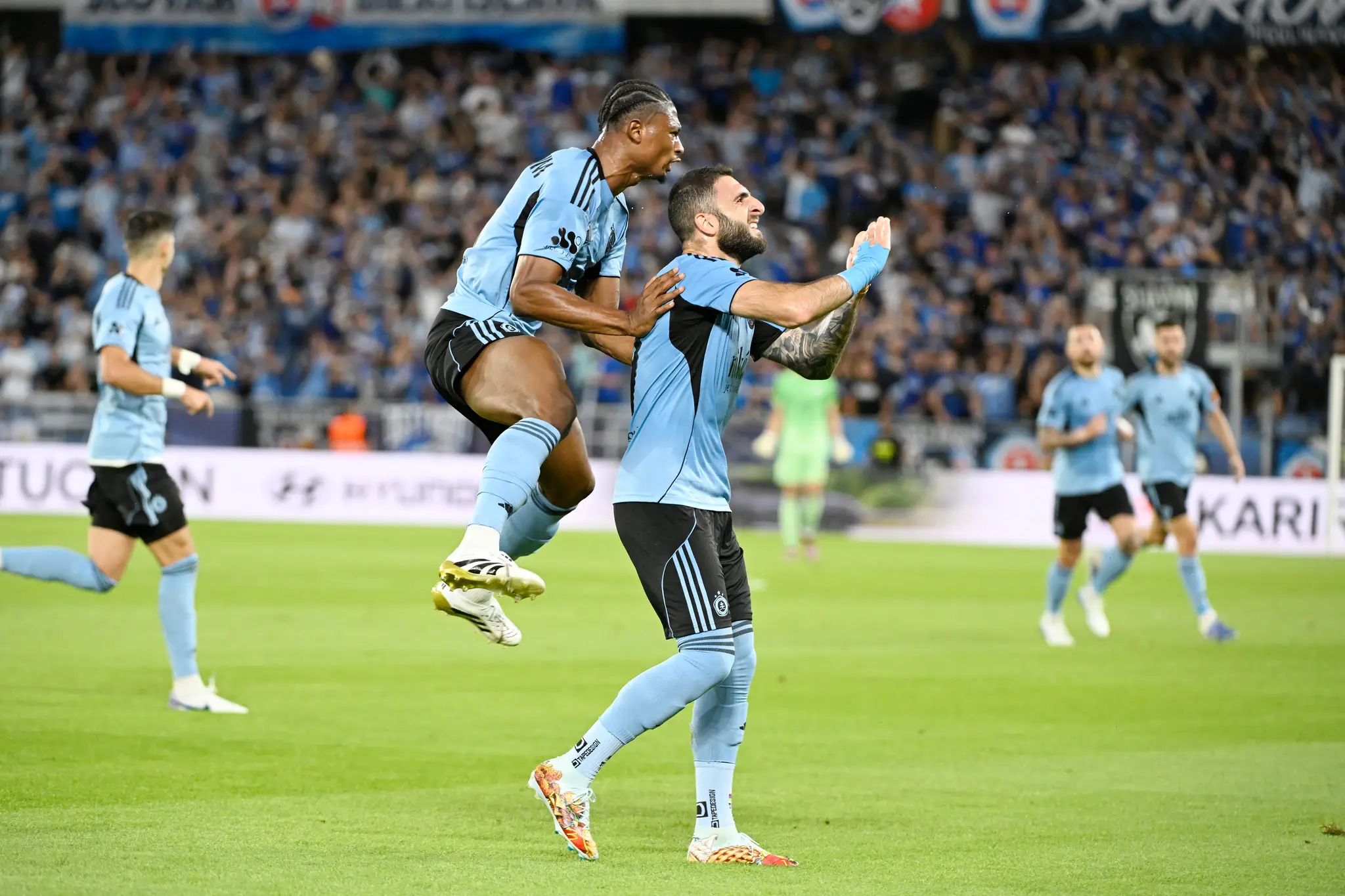 Na snímke v popredí vpravo Tigran Barseghjan a vľavo hore Rahim Ibrahim (obaja Slovan).