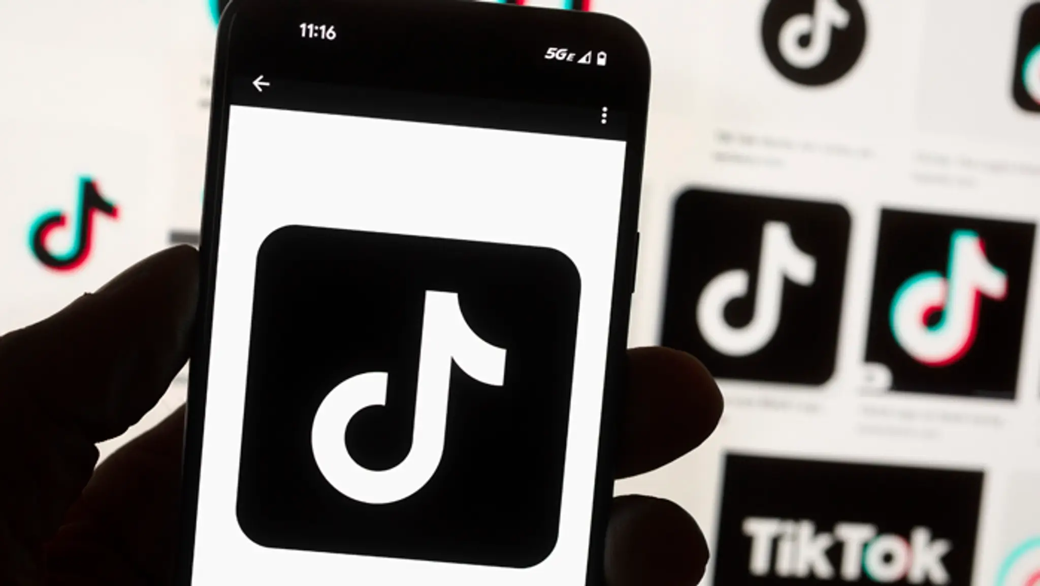 Logo sociálnej siete TikTok na telefóne. 