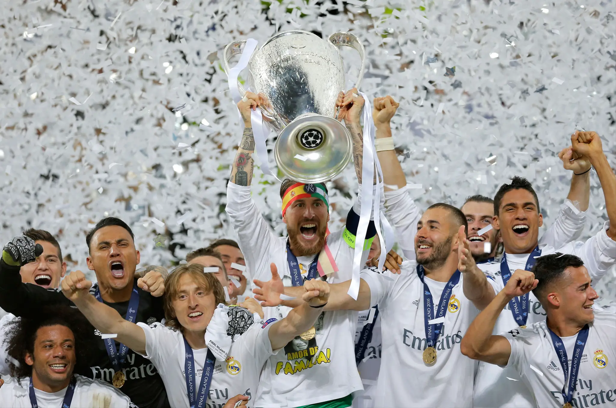 Kapitán Realu Madrid Sergio Ramos dvíha nad hlavu trofej pre víťaza Ligy majstrov.