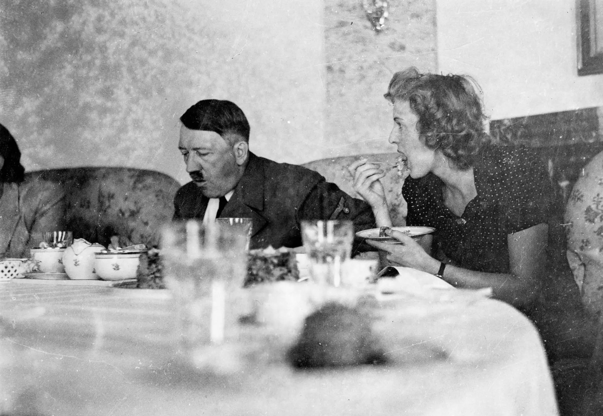 Adolf Hitler a jeho manželka Eva Braunová na archívnej snímke z roku 1945.