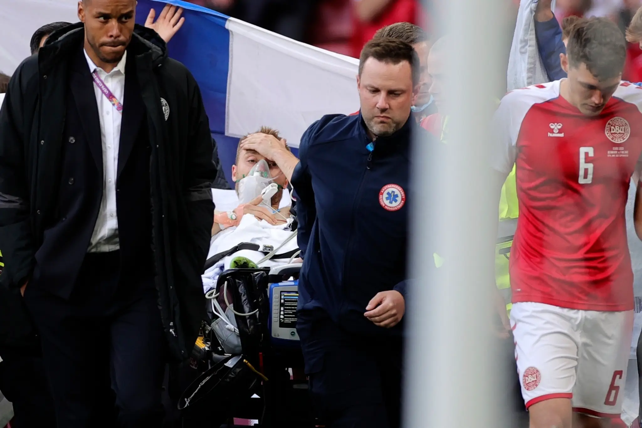Záchranári odvážajú na nosidlách dánskeho futbalistu Christiana Eriksena.