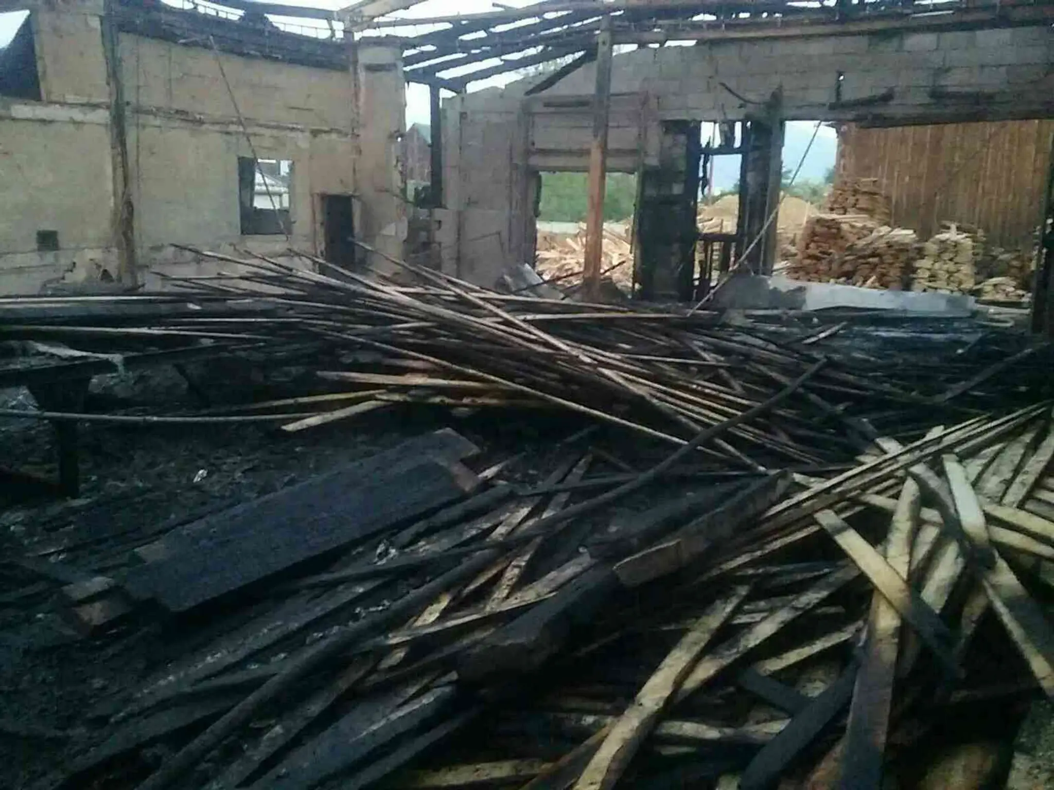 Z hladiny Dunaja zdvíhajú potopenú výletnú loď
