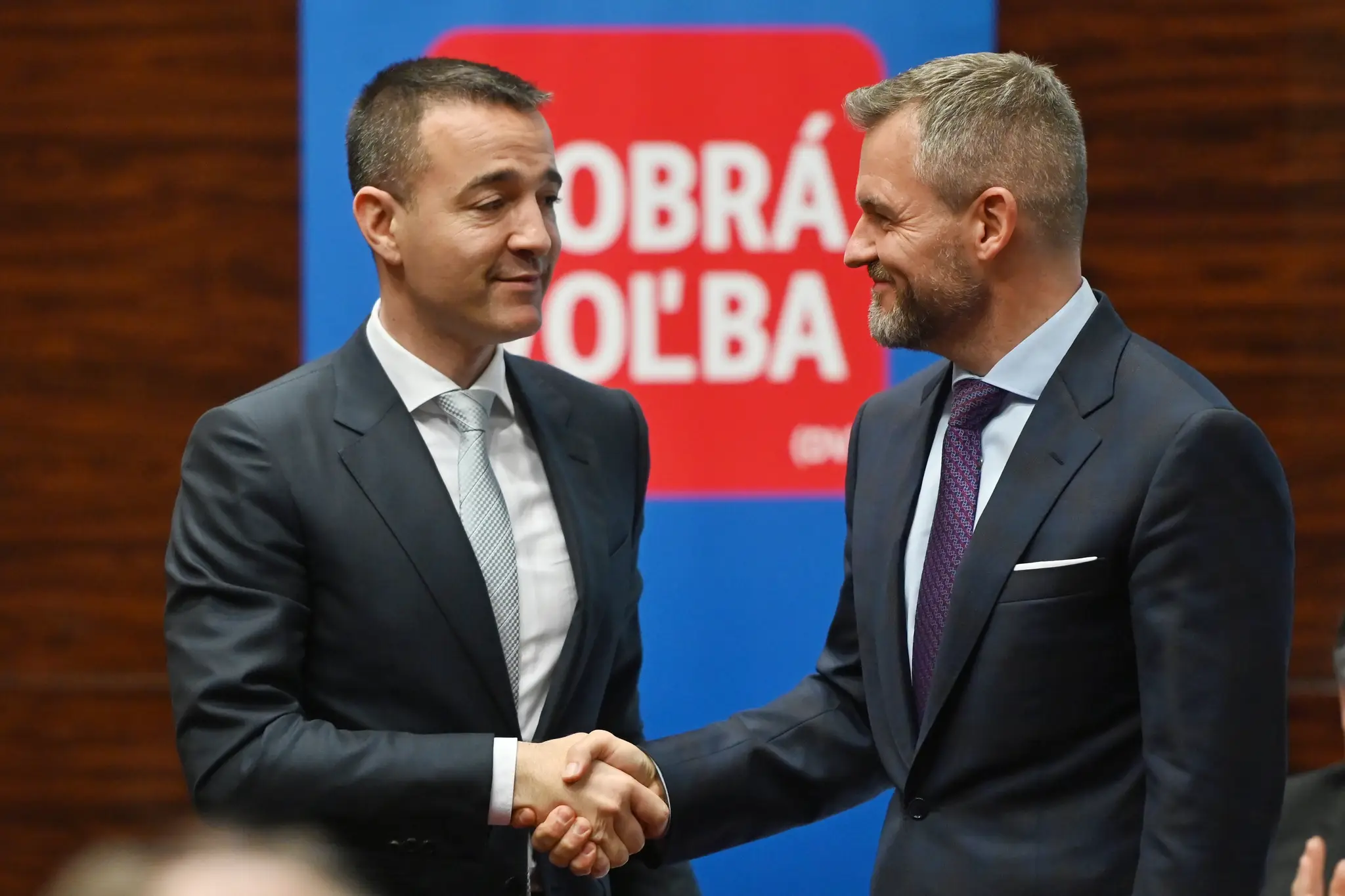 Peter Pellegrini a Tomáš Drucker si podávajú ruky