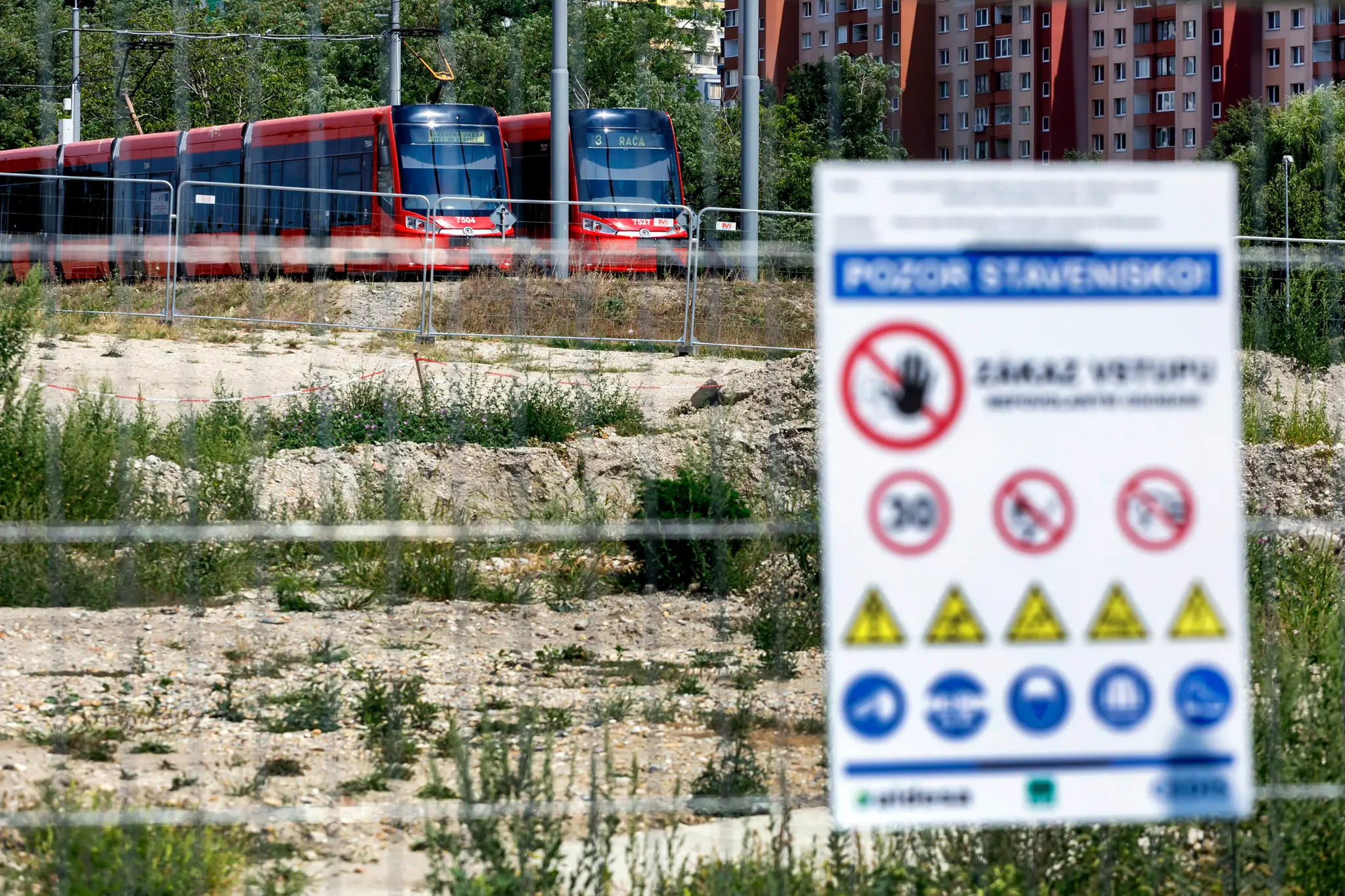 Stavebné práce na výstavbe električkovej trate v bratislavskej Petržalke v úseku od Jungmannovej po Janíkov dvor