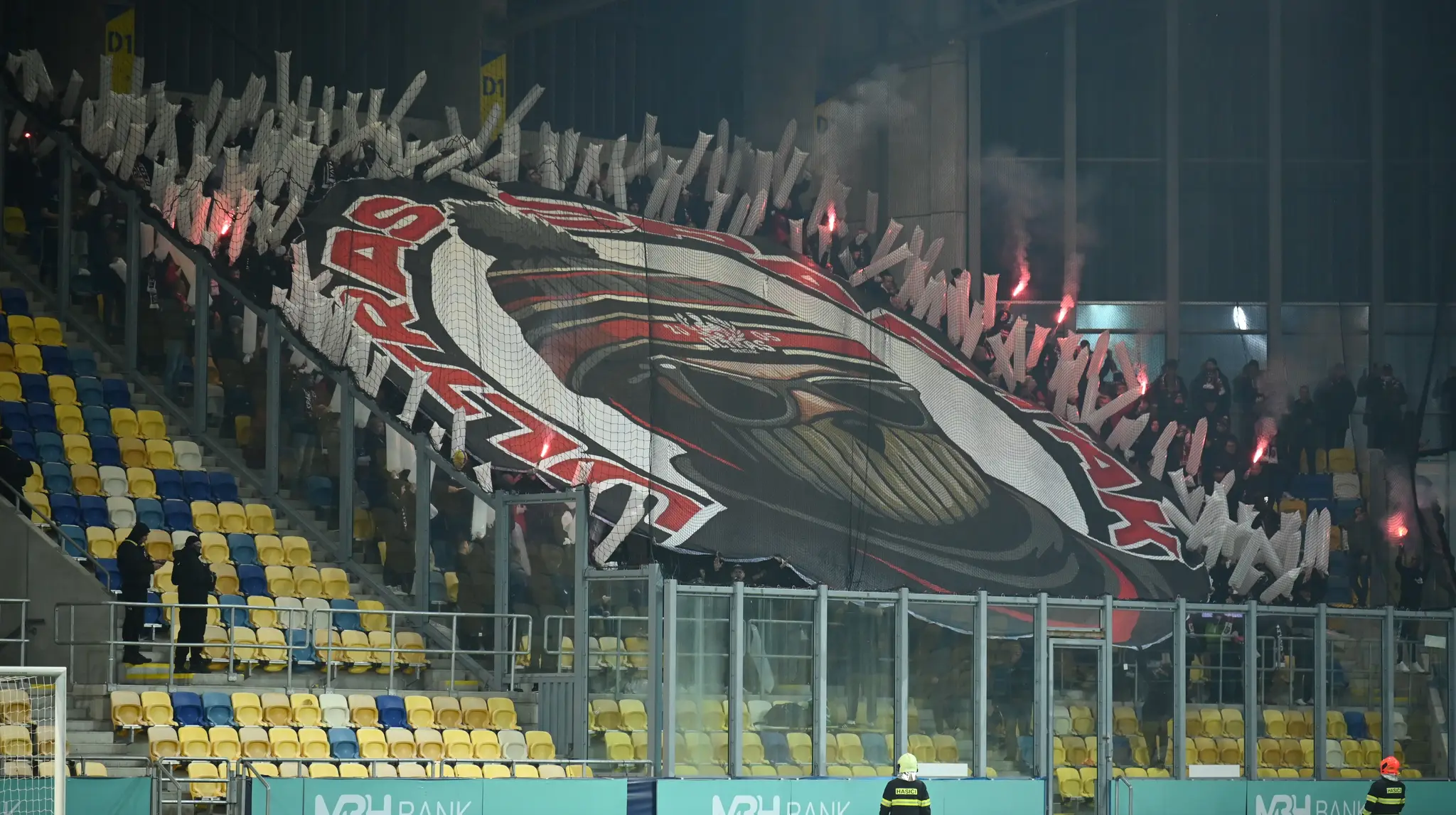 Vyčíňali aj fanúšikovia Spartaka Trnava.