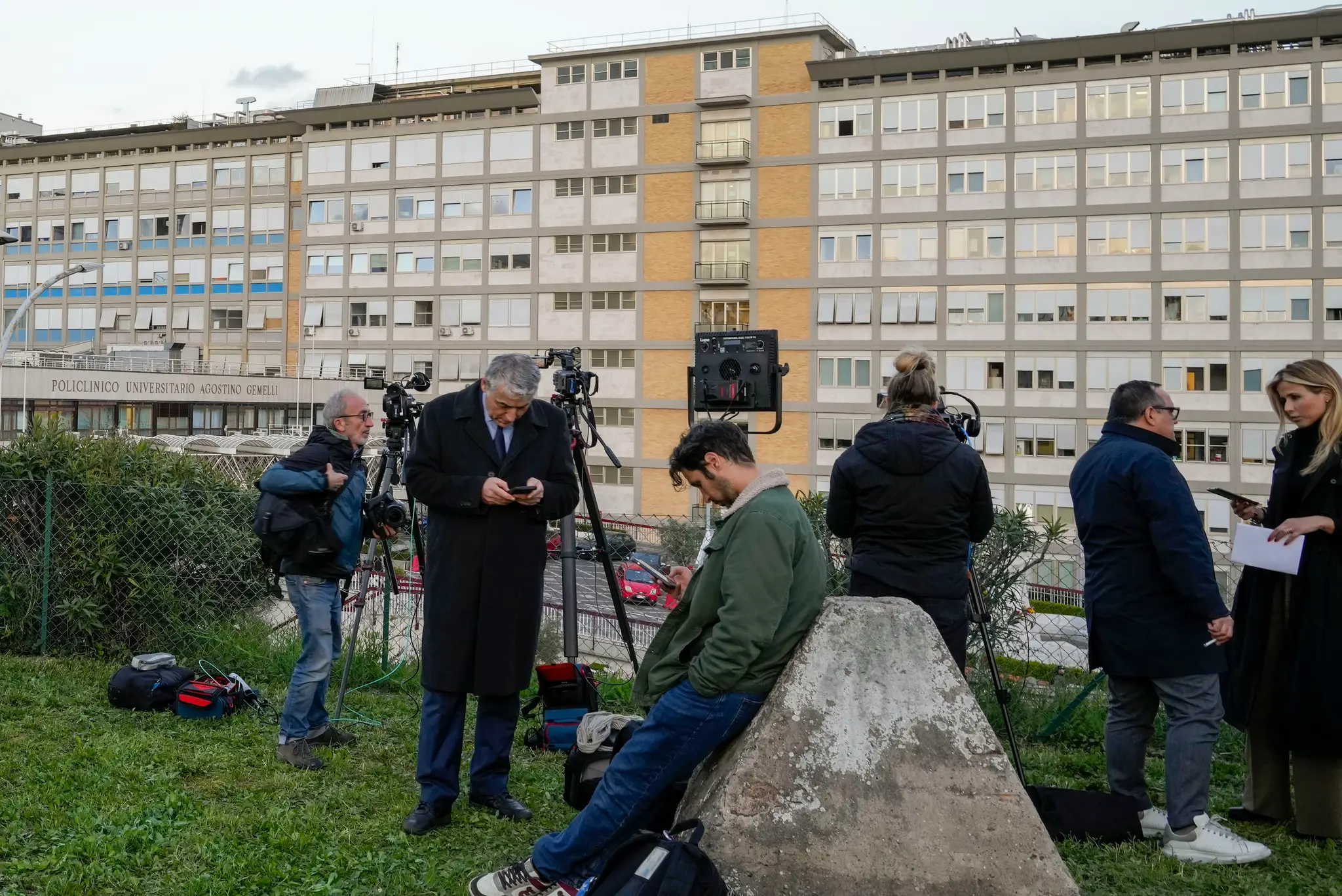 Novinári čakajú pred Univerzitnou nemocnicou Agostina Gemelliho v Ríme.
