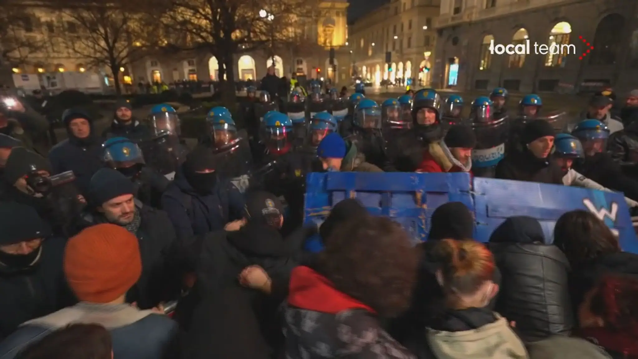 Protest pred divadlom La Scala.