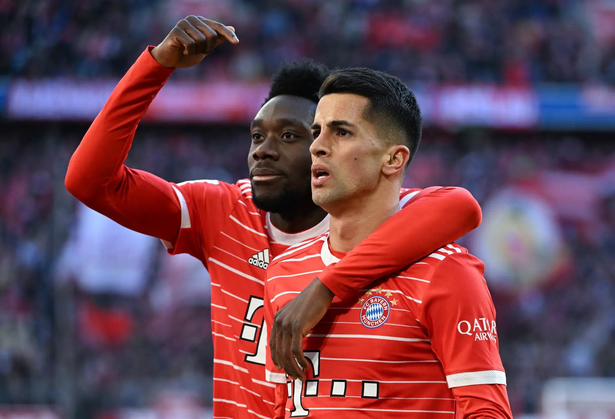 Joao Cancelo a Alphonso Davies sa tešia po strelení gólu