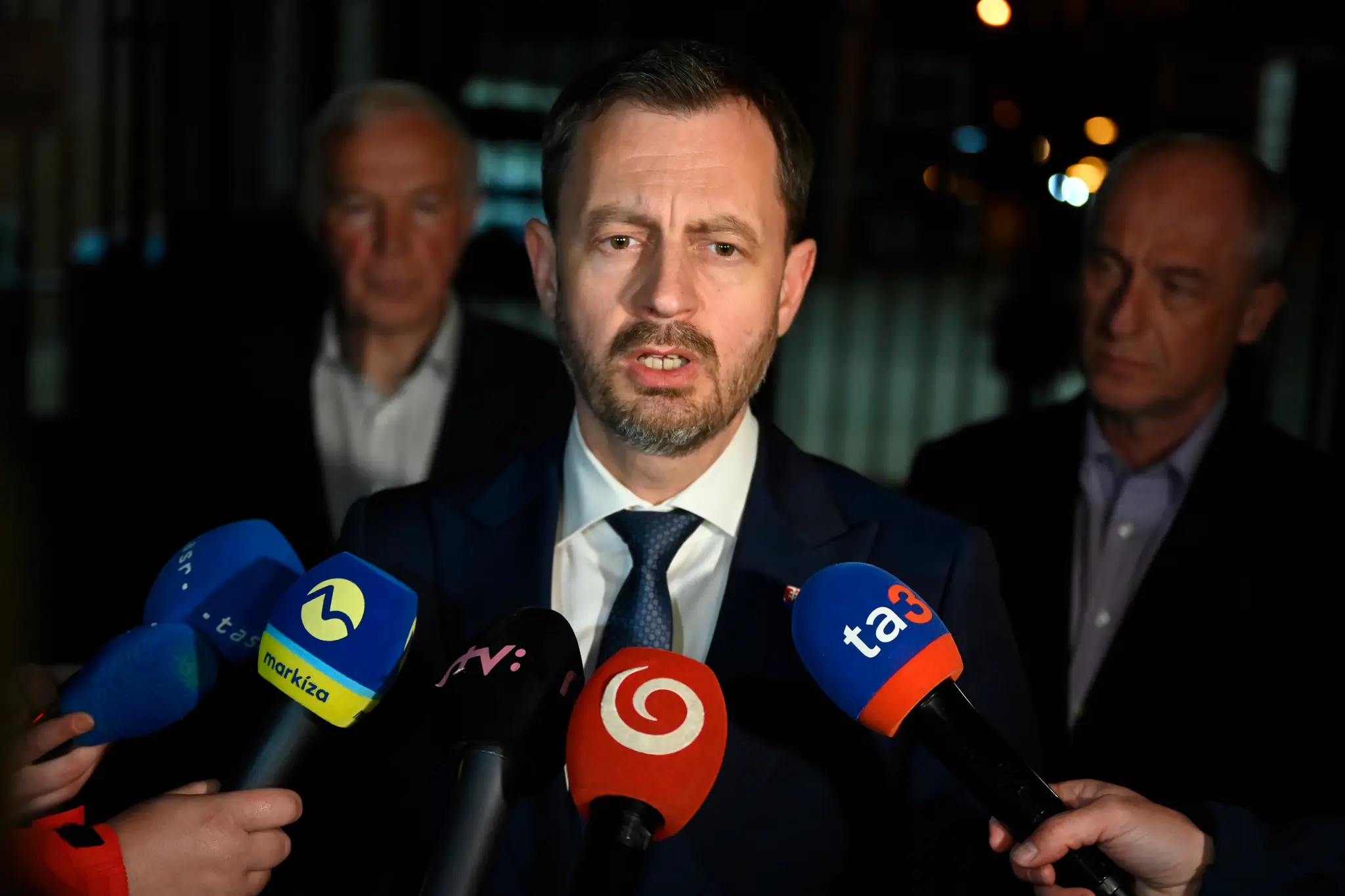 Premiér Eduard Heger na mieste nešťastia v Novákoch.