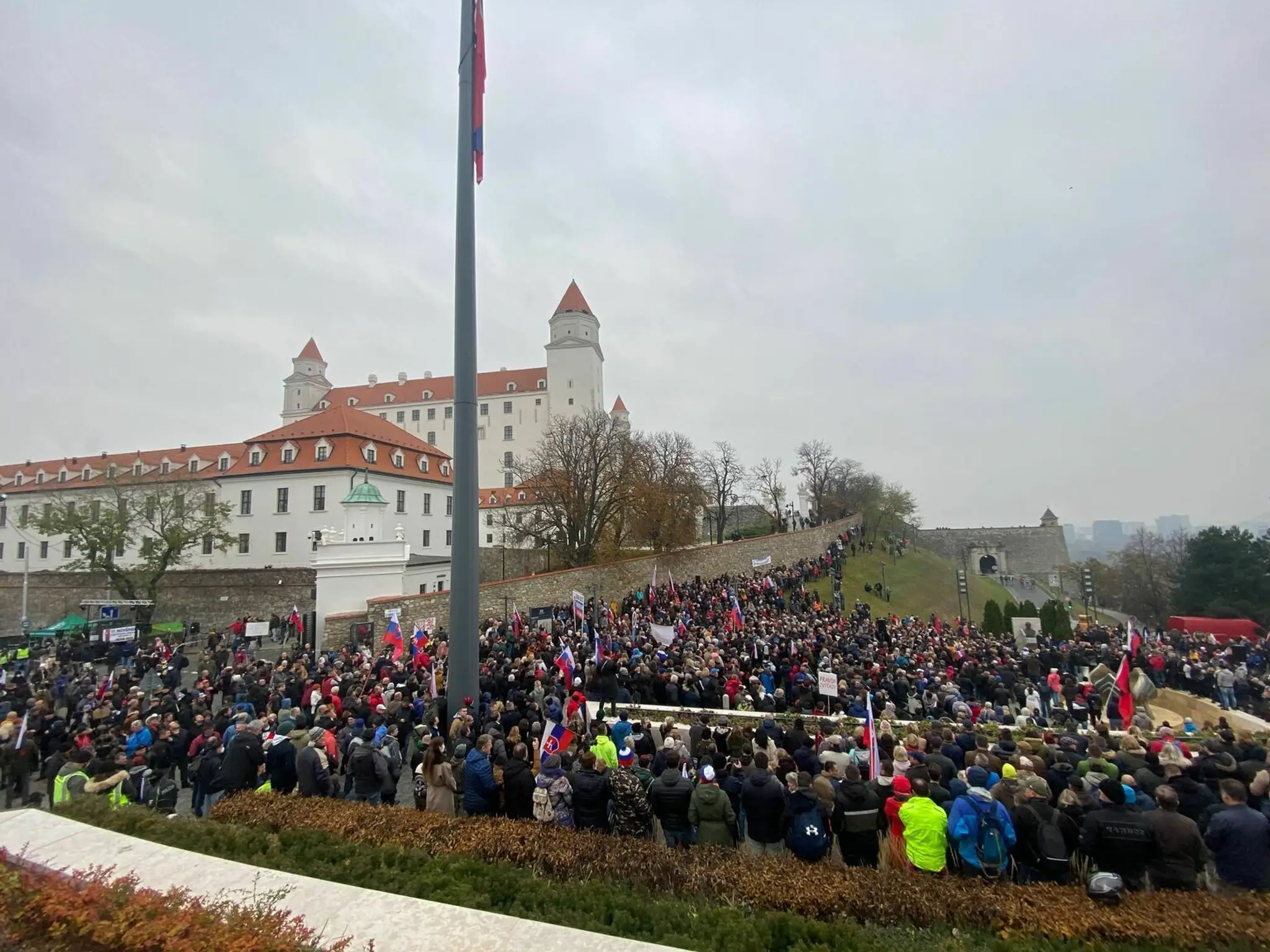 Zhromaždenie pred parlamentom.