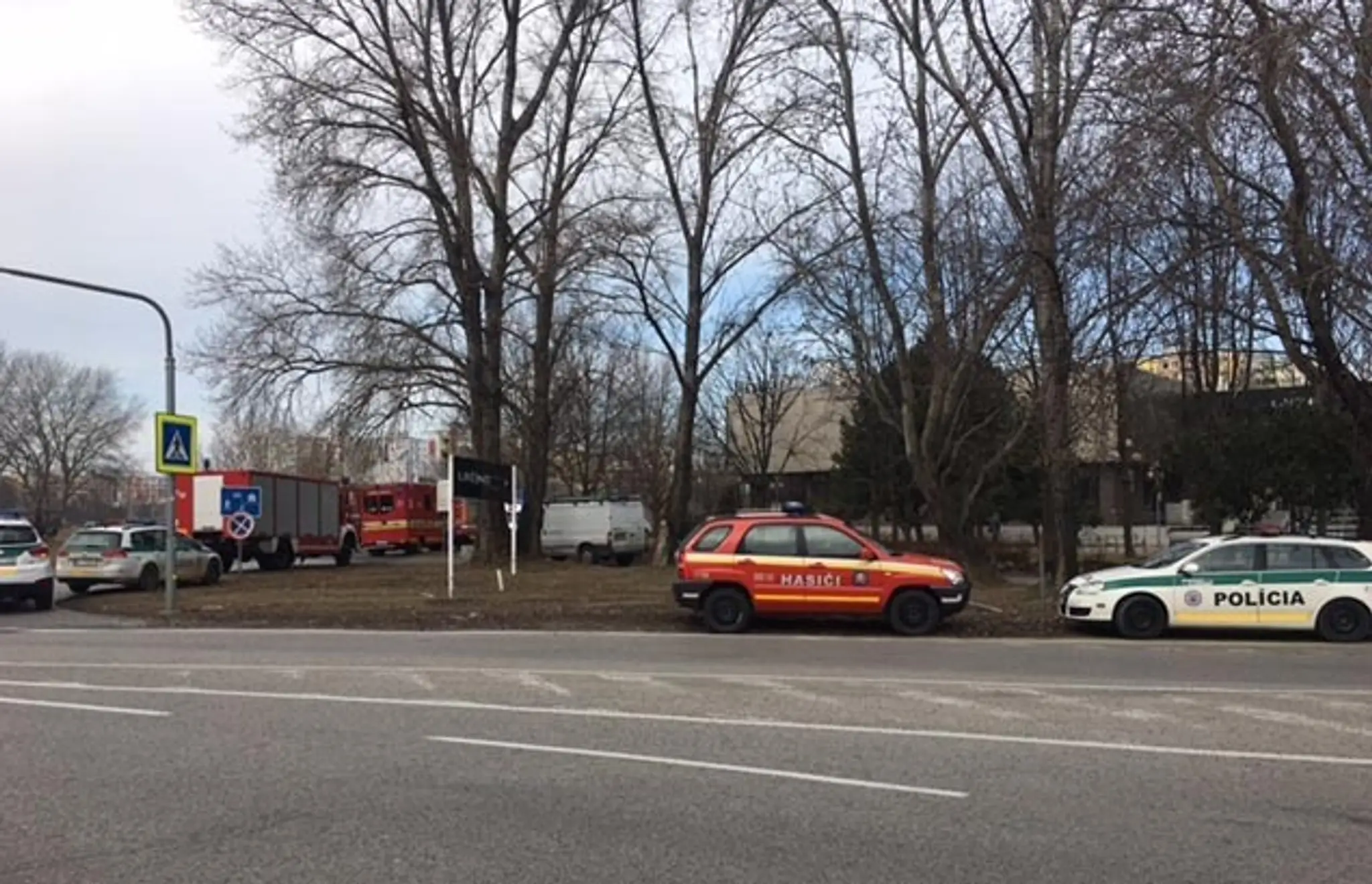 Na mieste zasahujú hasiči, policajti aj záchranári.