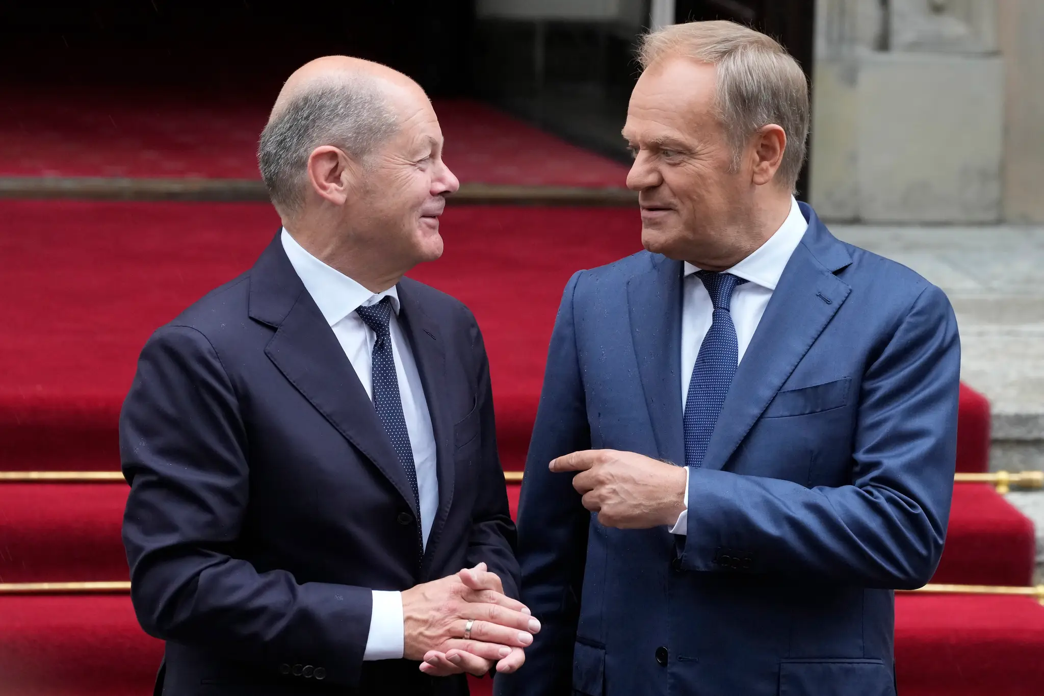 Nemecký kancelár Olaf Scholz (vľavo) a poľský premiér Donald Tusk (vpravo) pred rokovaním vlád.