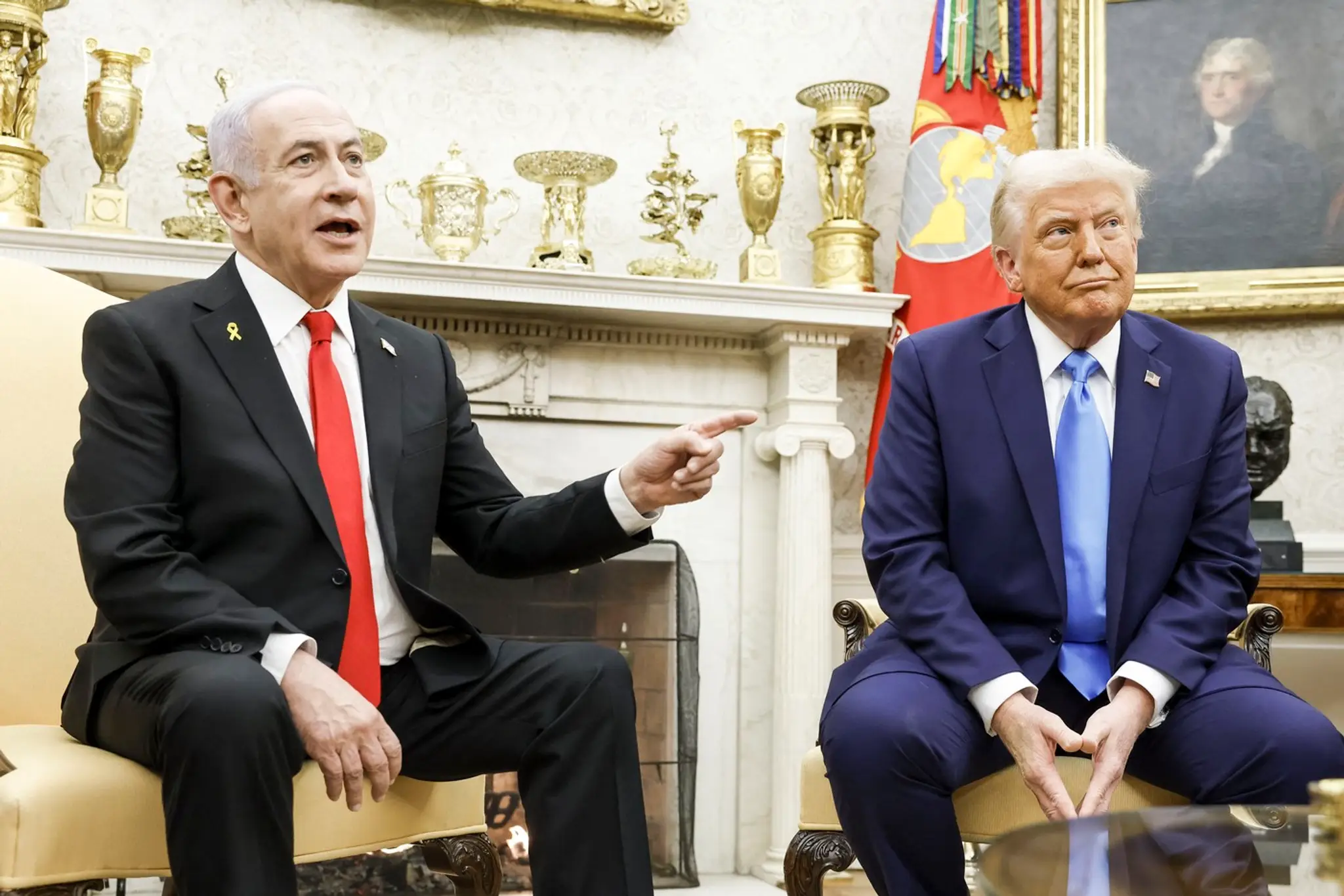 Izraelský premiér Benjamin Netanjahu v oválnej pracovni Bieleho domu s americkým prezidentom Donaldom Trumpom. 