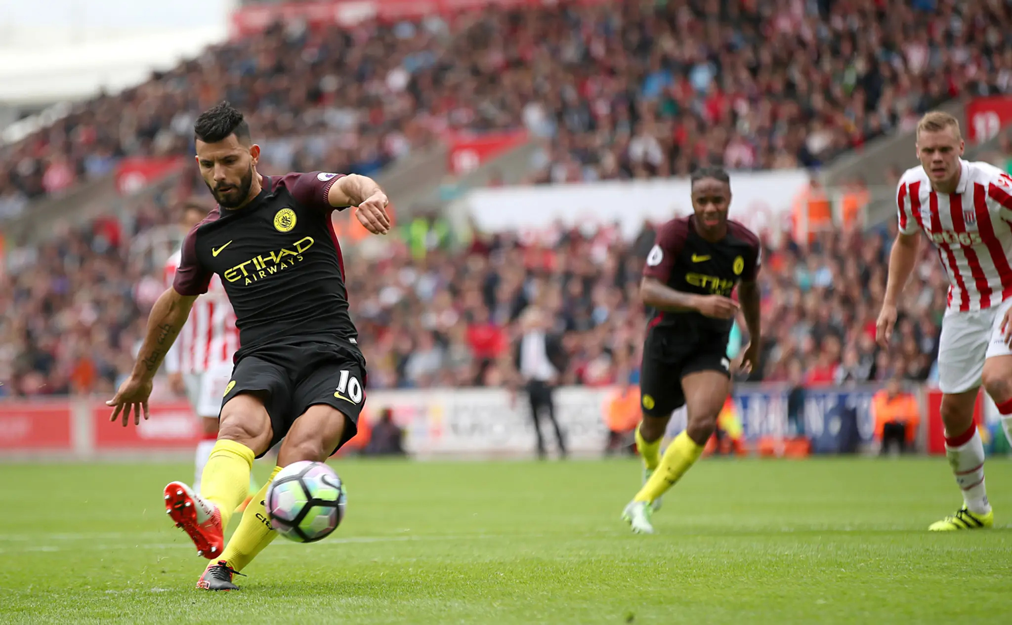 Sergio Agüero strelil svoj druhý gól do siete Stoke City z pokutového kopu.