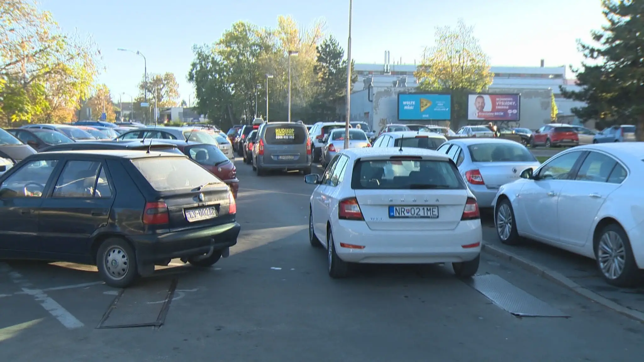 Parkovisko pri levickej nemocnici.