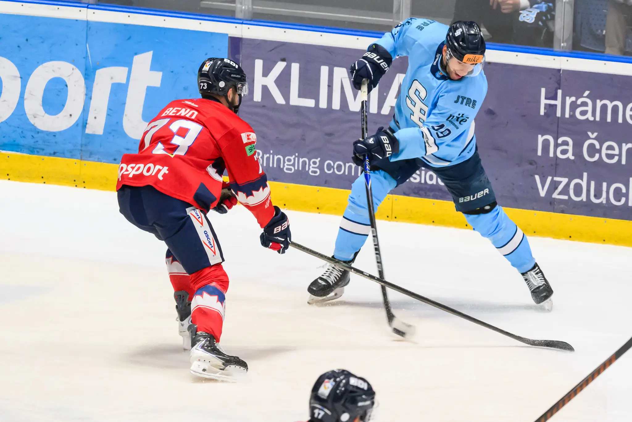 Na snímke zľava Michal Beňo (Zvolen) a Samuel Takáč (Slovan).
