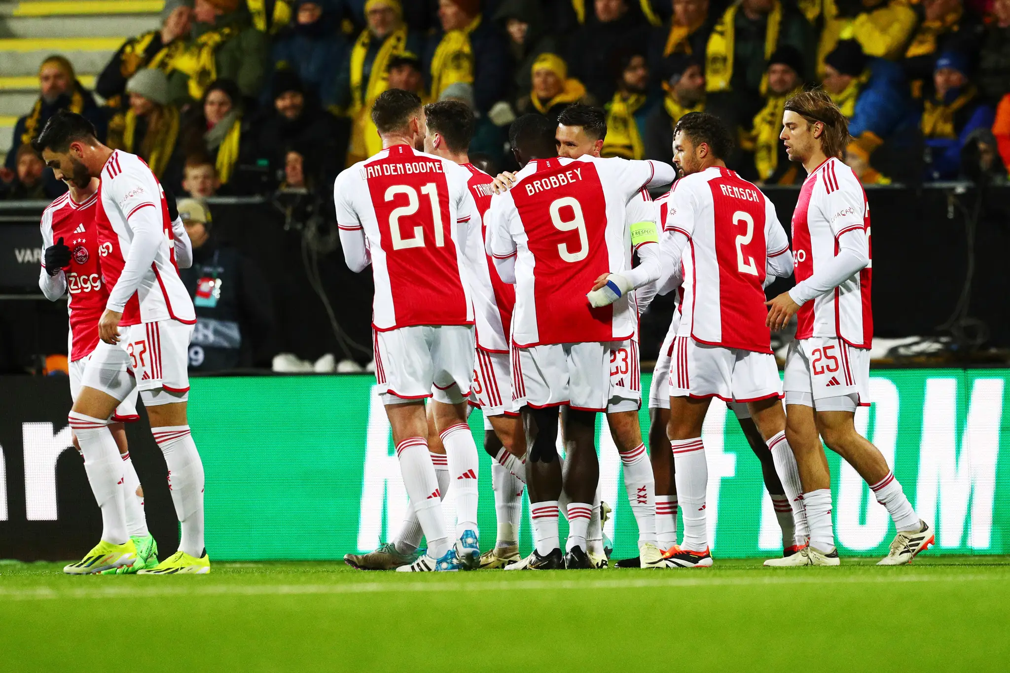 Na snímke hráči Ajaxu oslavujú úvodný gól.