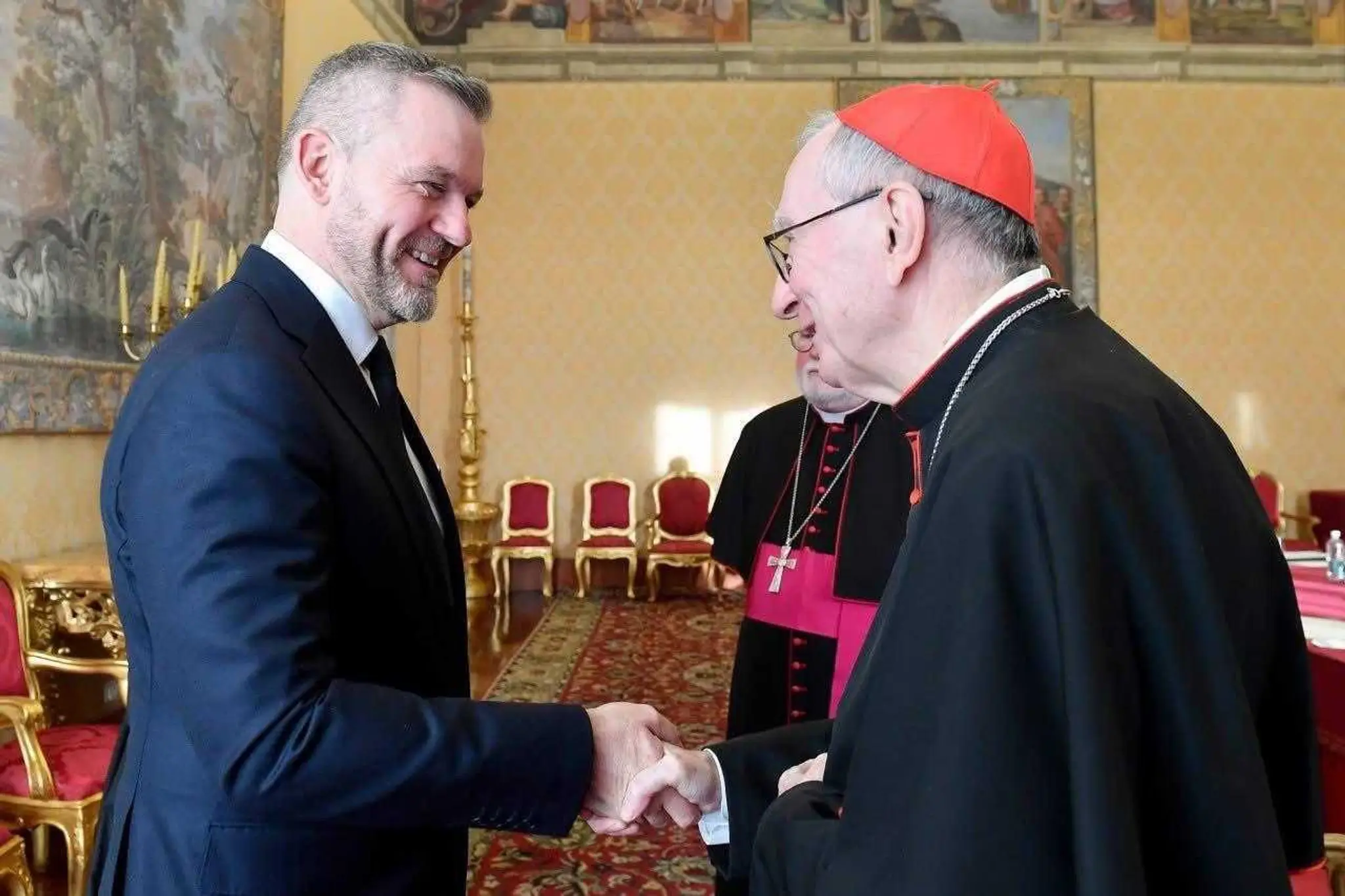 Prezident si podáva ruku s kňazom