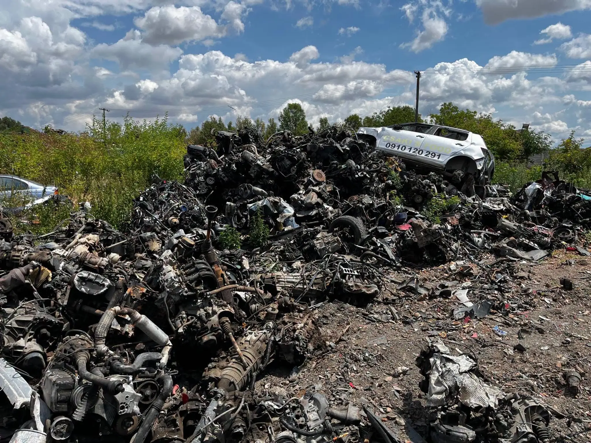 Enviropolícia preveruje pri Komárne nelegálny odpad zo starých áut.