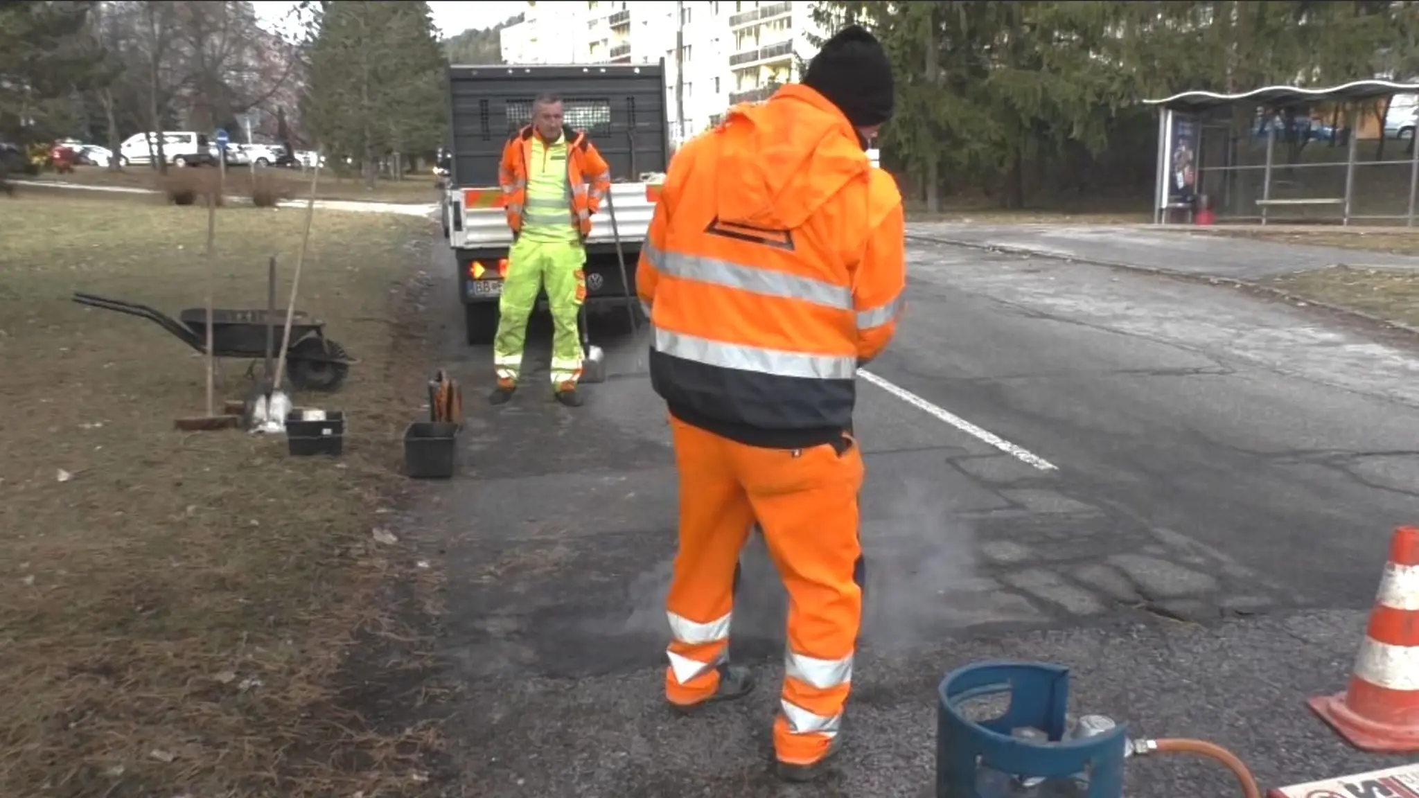 Výtlky v Košiciach opravujú aj v zime. 