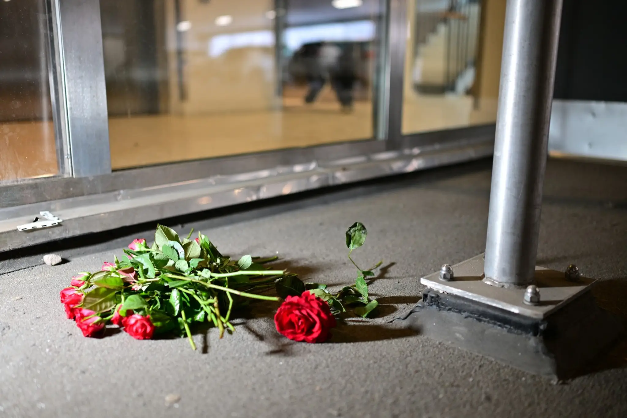 Ruže na zemi v meste Göteborg po smrti rapera C.Gambina