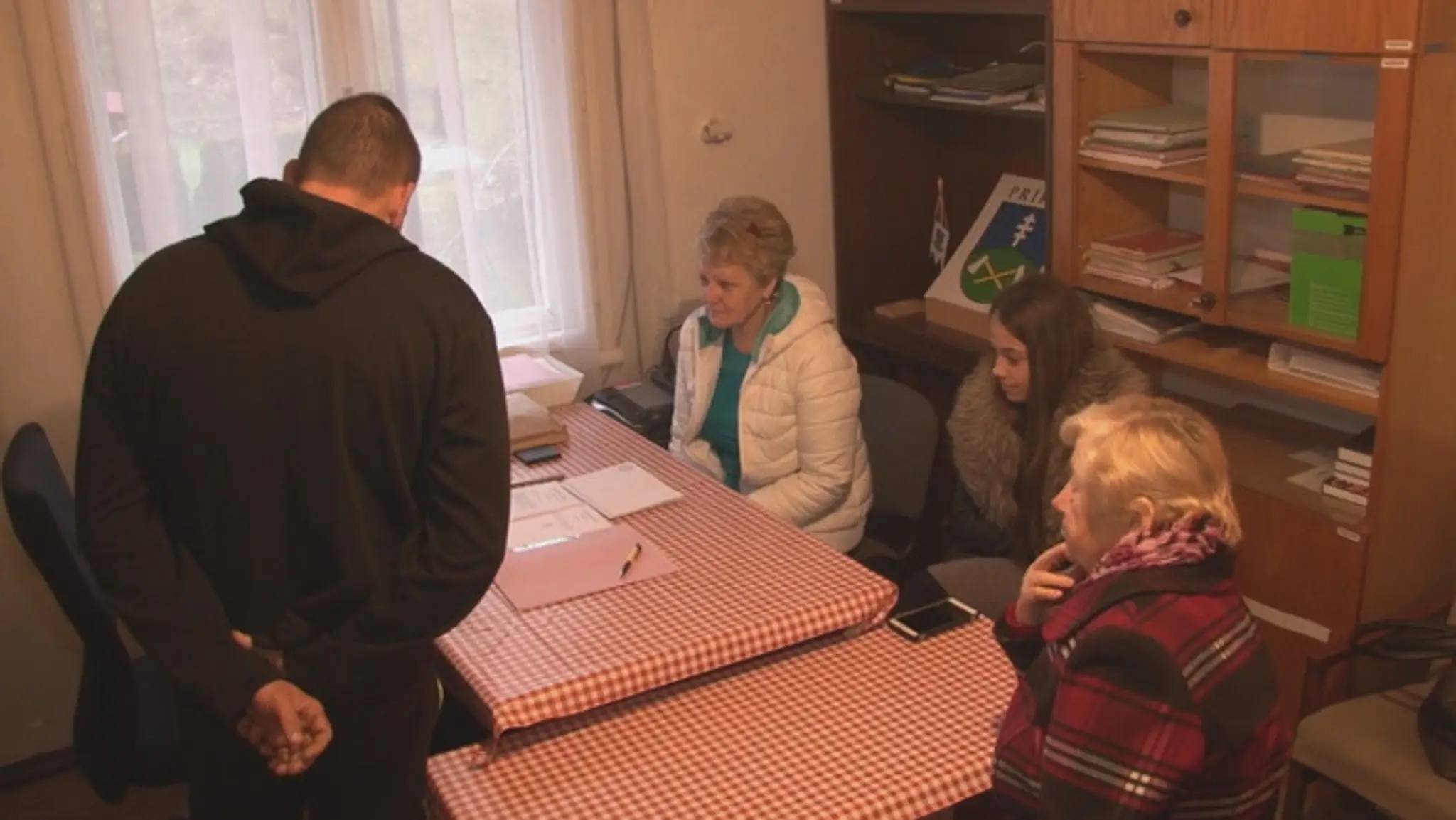 Volič a členovia volebnej komisie v obci Príkra.