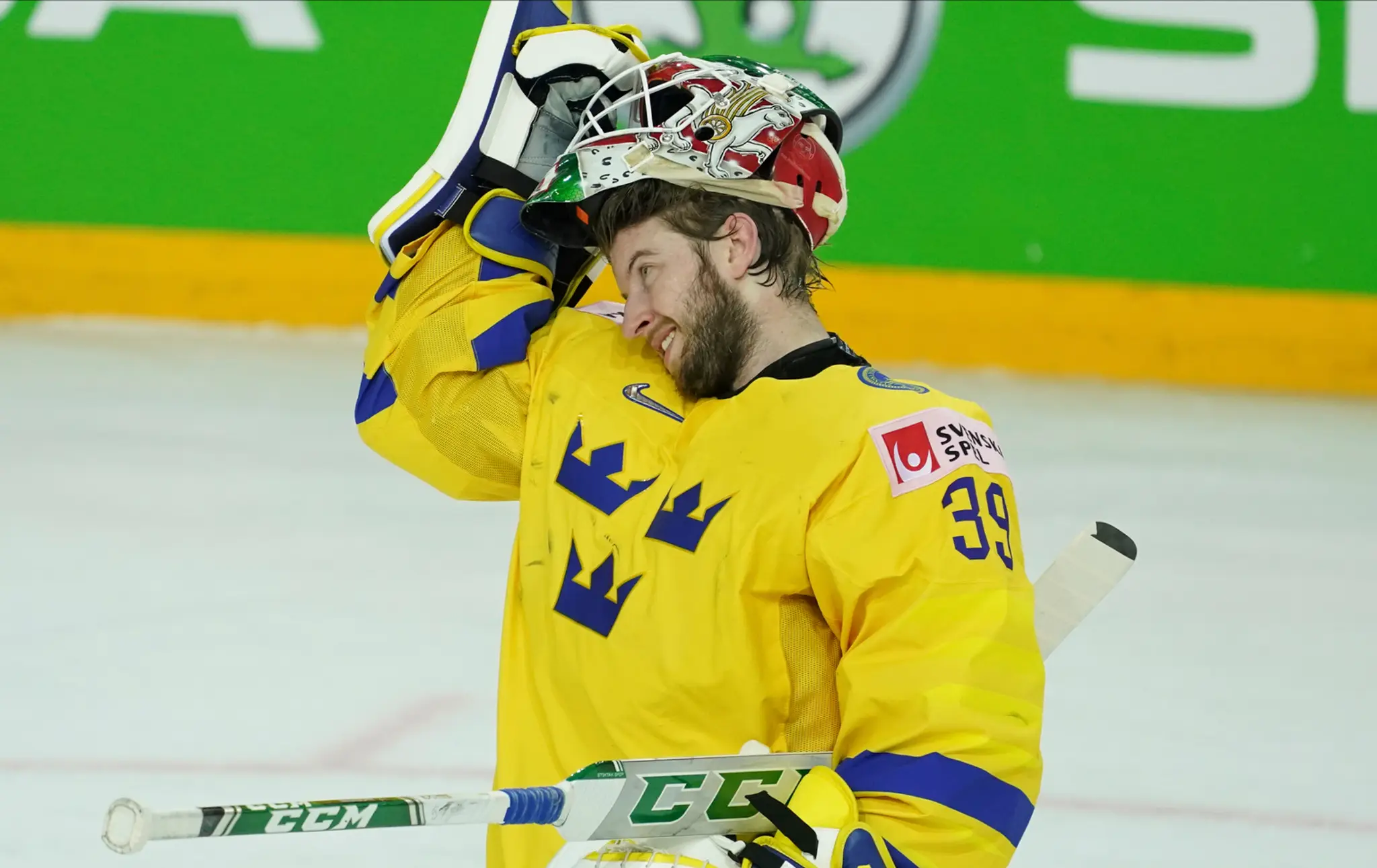 Švédsky brankár Adam Reiborn reaguje počas duelu MS 2021 s Ruskom.