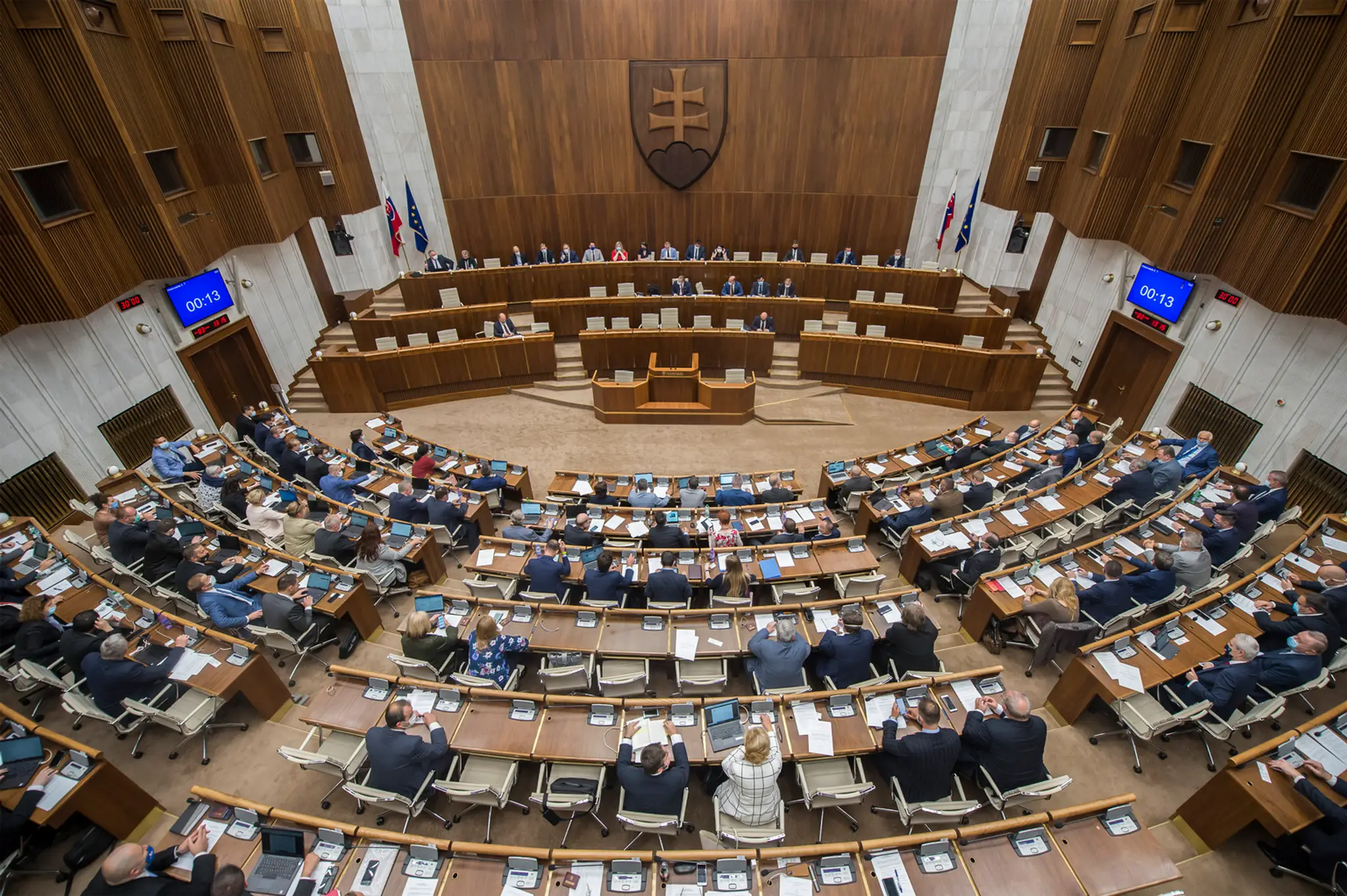 Pasažierka na cyperskom letisku v Larnake.