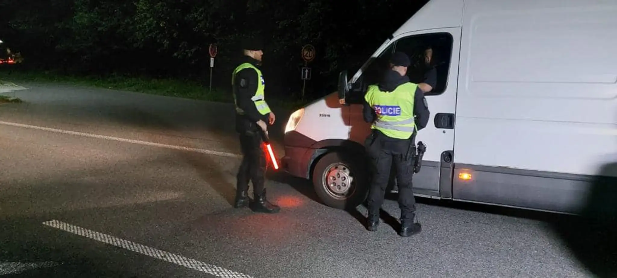 Českí policajti kontrolujú autá na hraniciach.