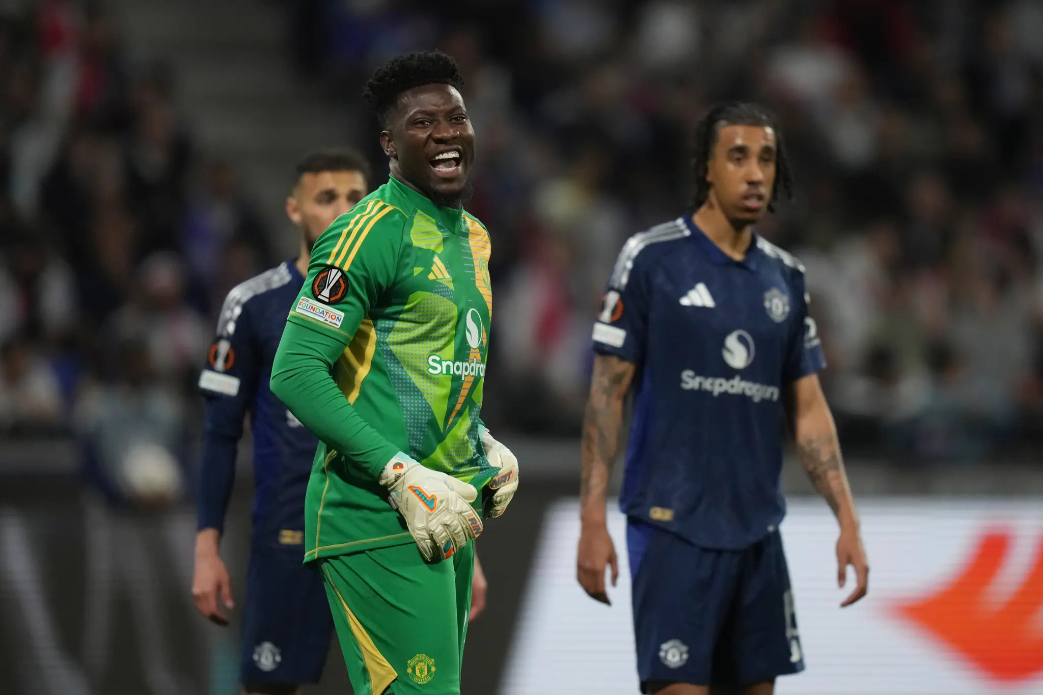 Brankár Manchestru United Andre Onana (uprostred) 