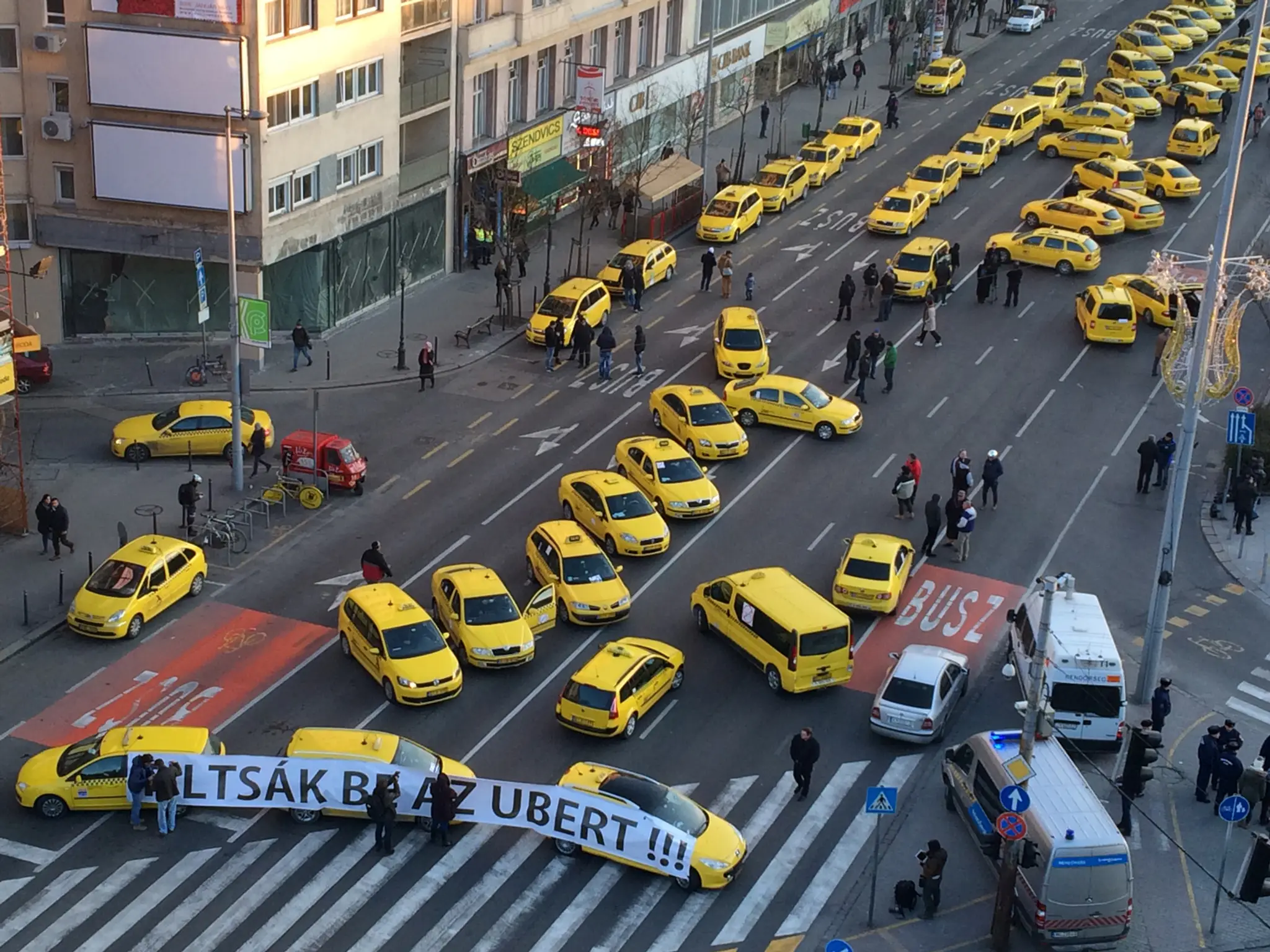 Taxikári blokujú dopravu na ulici v centre Budapešti počas demonštrácie proti používaniu aplikácie Uber.