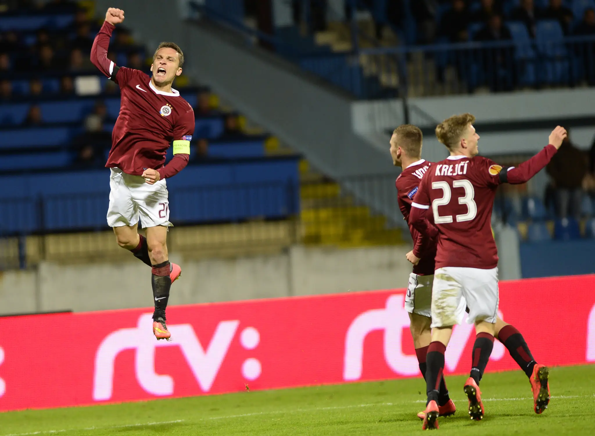 Kapitán Sparty Praha David Lafata sa raduje z gólu do siete Slovanu.