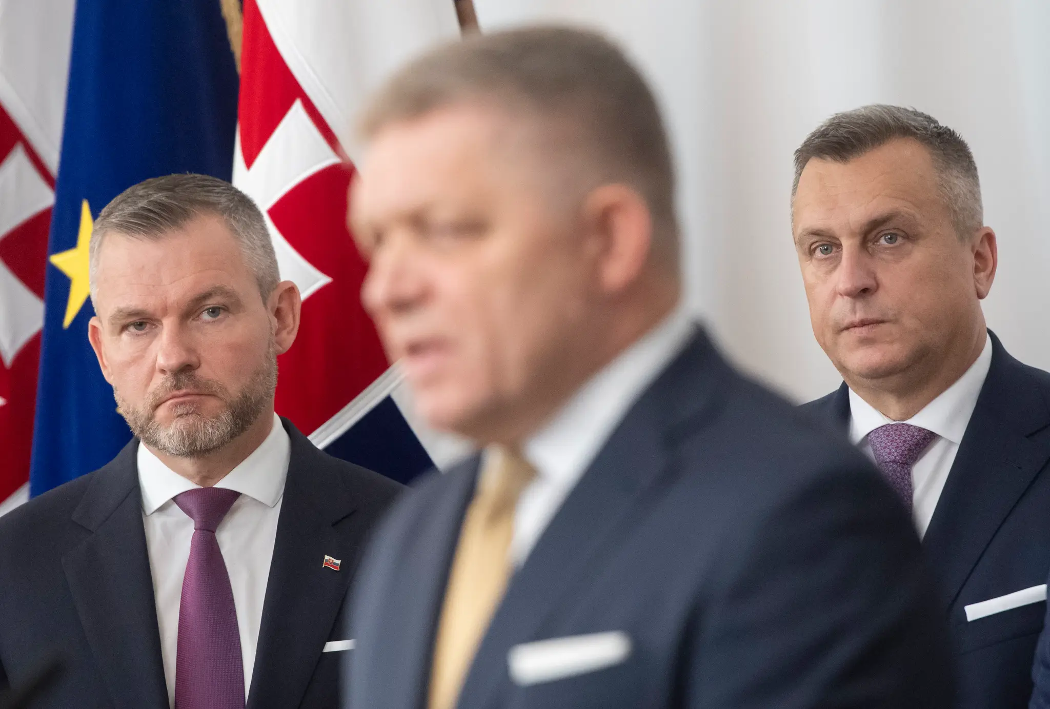 Na snímke predseda Smer-SD Robert Fico (uprostred) vystupuje s príhovorom po podpise koaličnej dohody medzi stranami SMER-SD, Hlas-SD a SNS v Bratislave v pondelok 16. októbra 2023. Zľava počúvajú predseda Hlas-SD Peter Pellegrini a predseda SNS Andrej Da