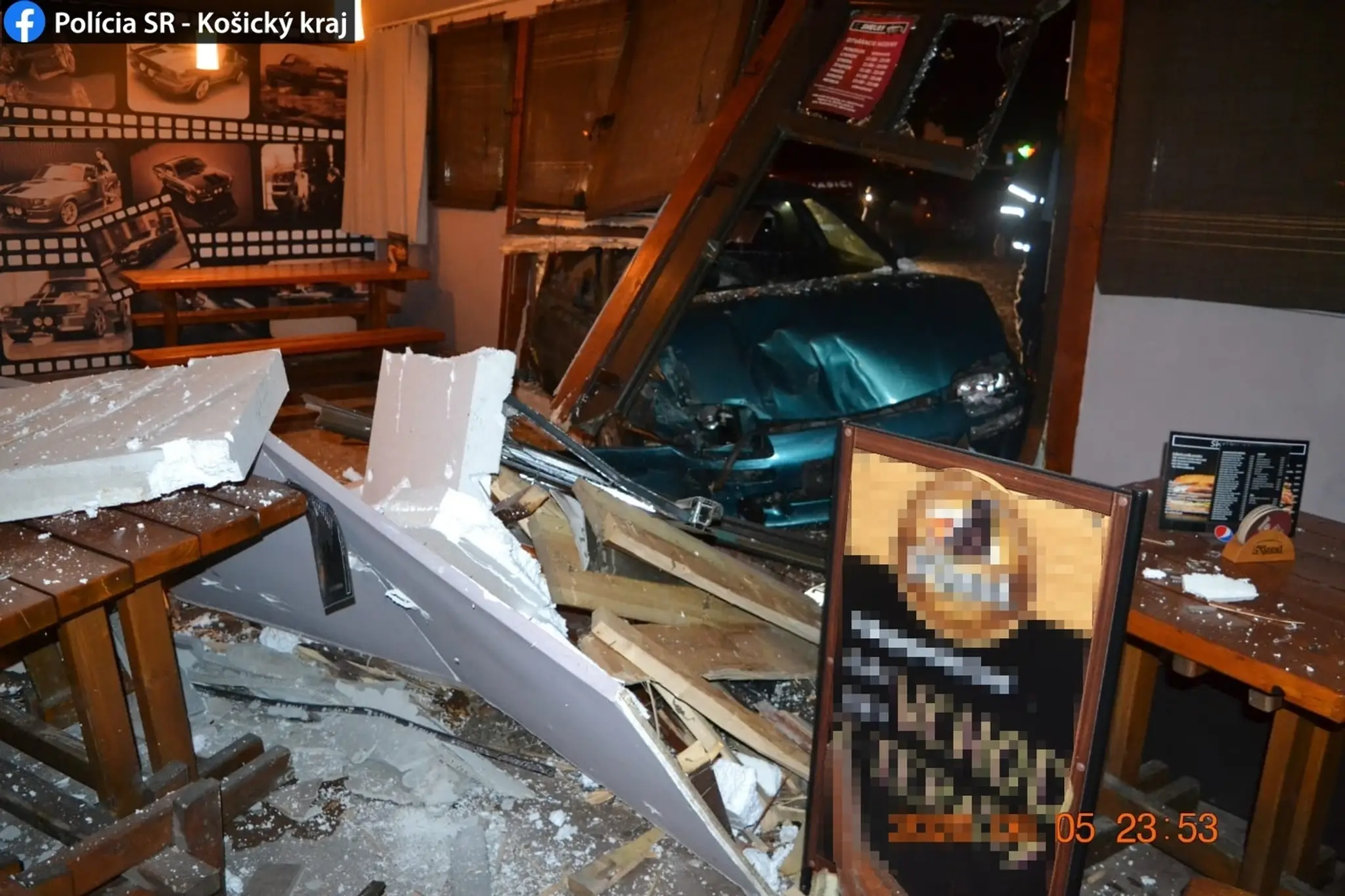 Opitý muž zdemoloval bar.