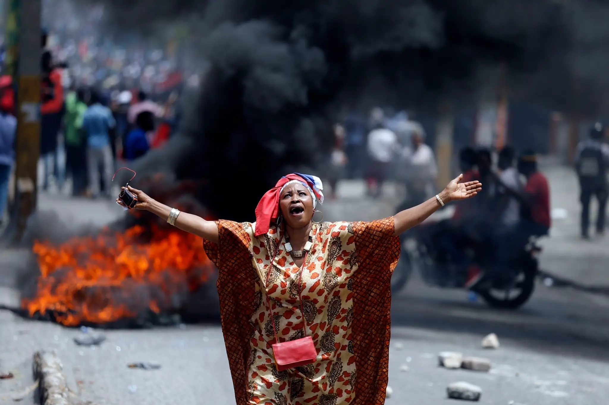 Dav ľudí počas protestov na Haiti.