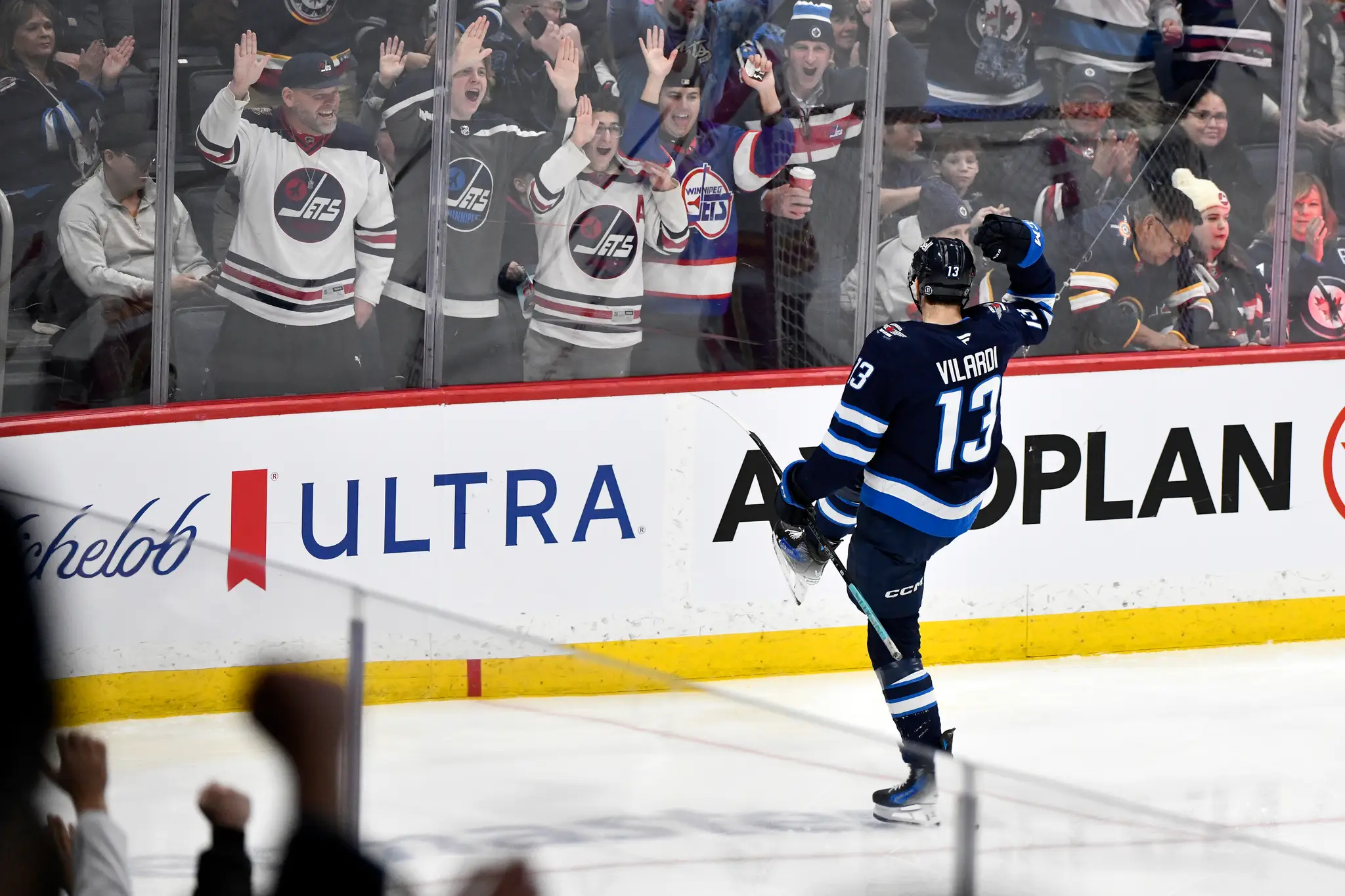 Hokejista Winnipegu Gabriel Vilardi sa raduje z gólu.