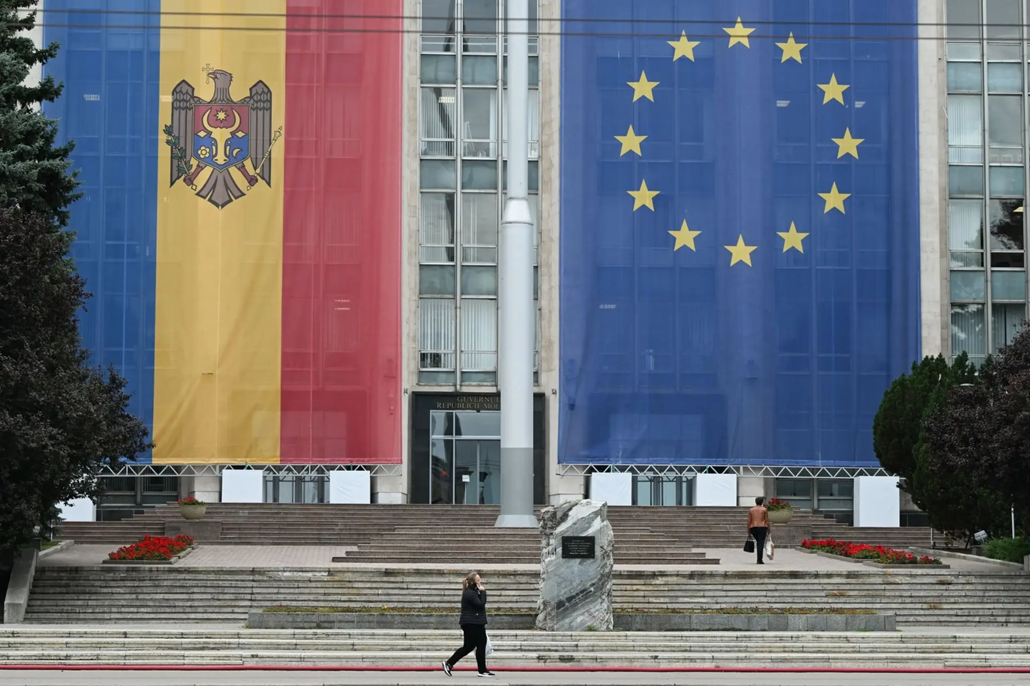 Moldavská vlajka a vlajka EÚ na priečelí budovy úradu vlády v Moldavskom Kišiňove.