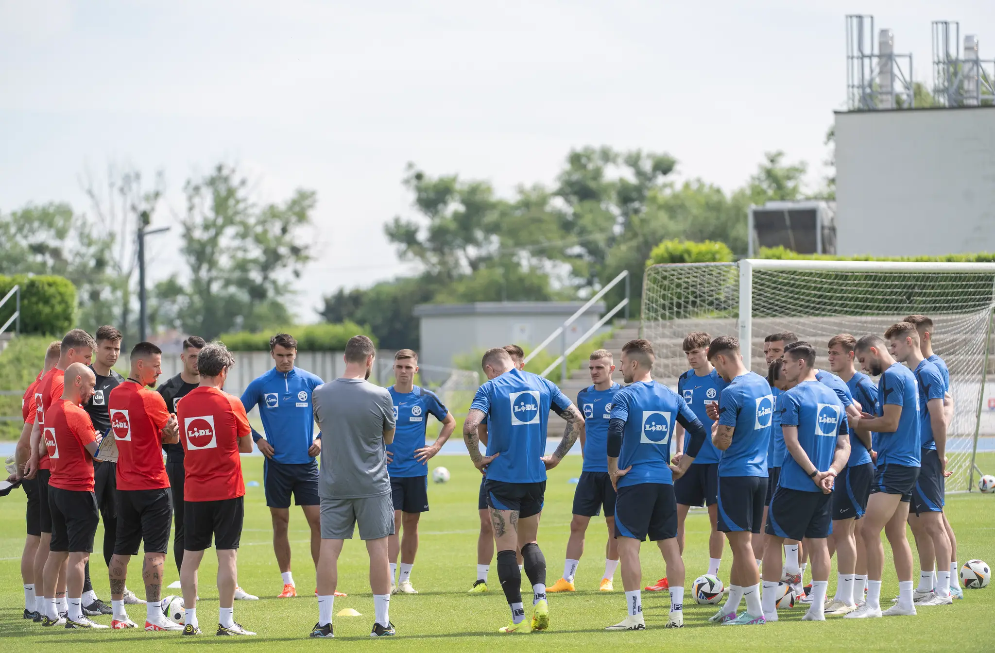 Slovenskí futbaloví reprezentanti počas tréningového kempu pred ME 2024.