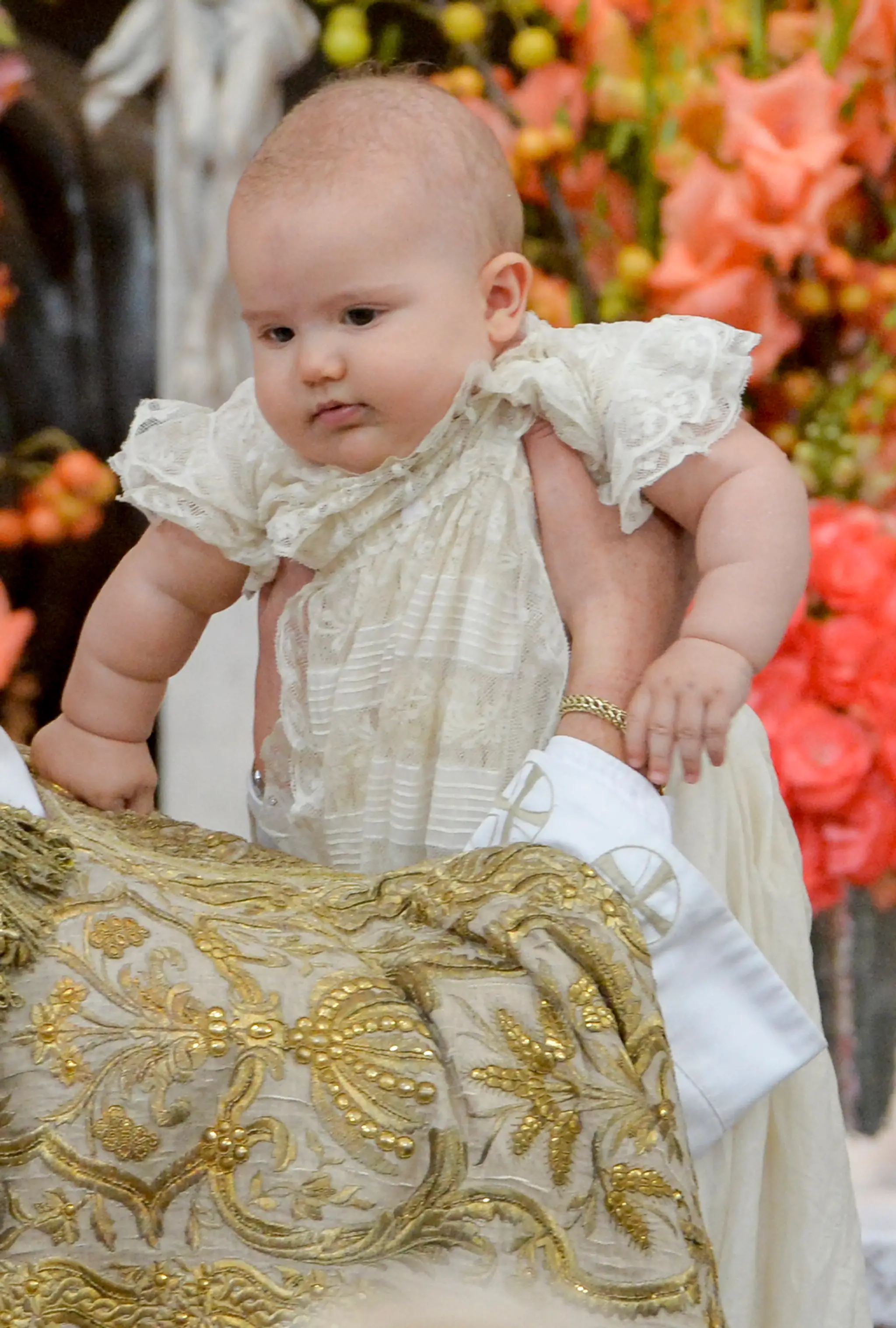Arcibiskupka Antje Jackelénová drží paťmesačného švédskeho princa Alexandra počas krstu.