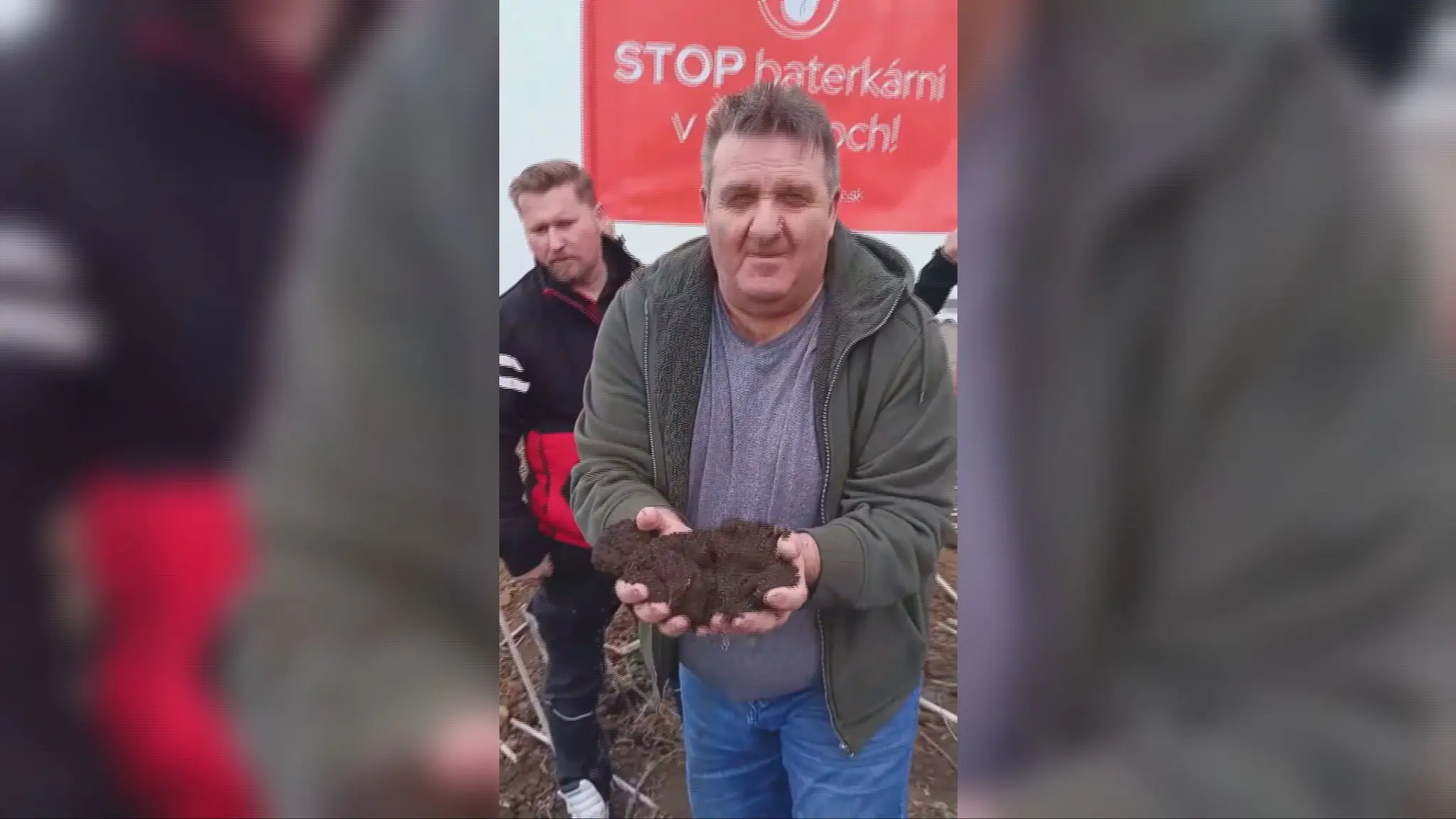 Odporcovia stavby baterkárne prišli protestovať priamo na miesto, kde má továreň vzniknút.
