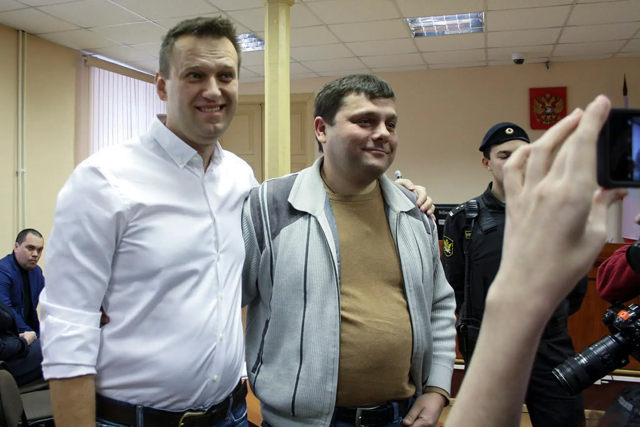 Ruský opozičný aktivista Alexej Navaľnyj (vľavo) a jeho bývalý kolega Piotr Oficerov.