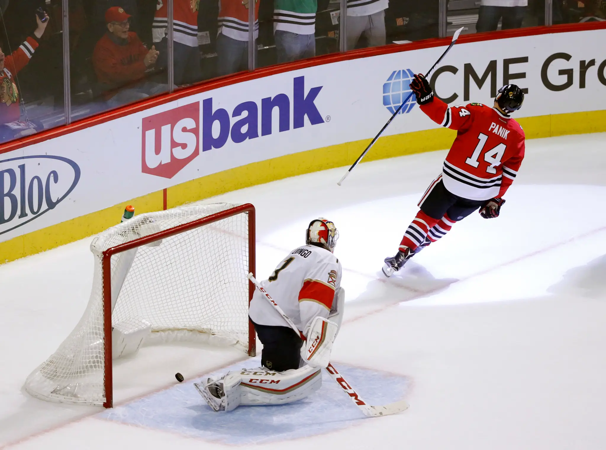 Richard Pánik oslavuje svoj gól v zápase zámorskej NHL Florida Panthers - Chicago Blackhawks.