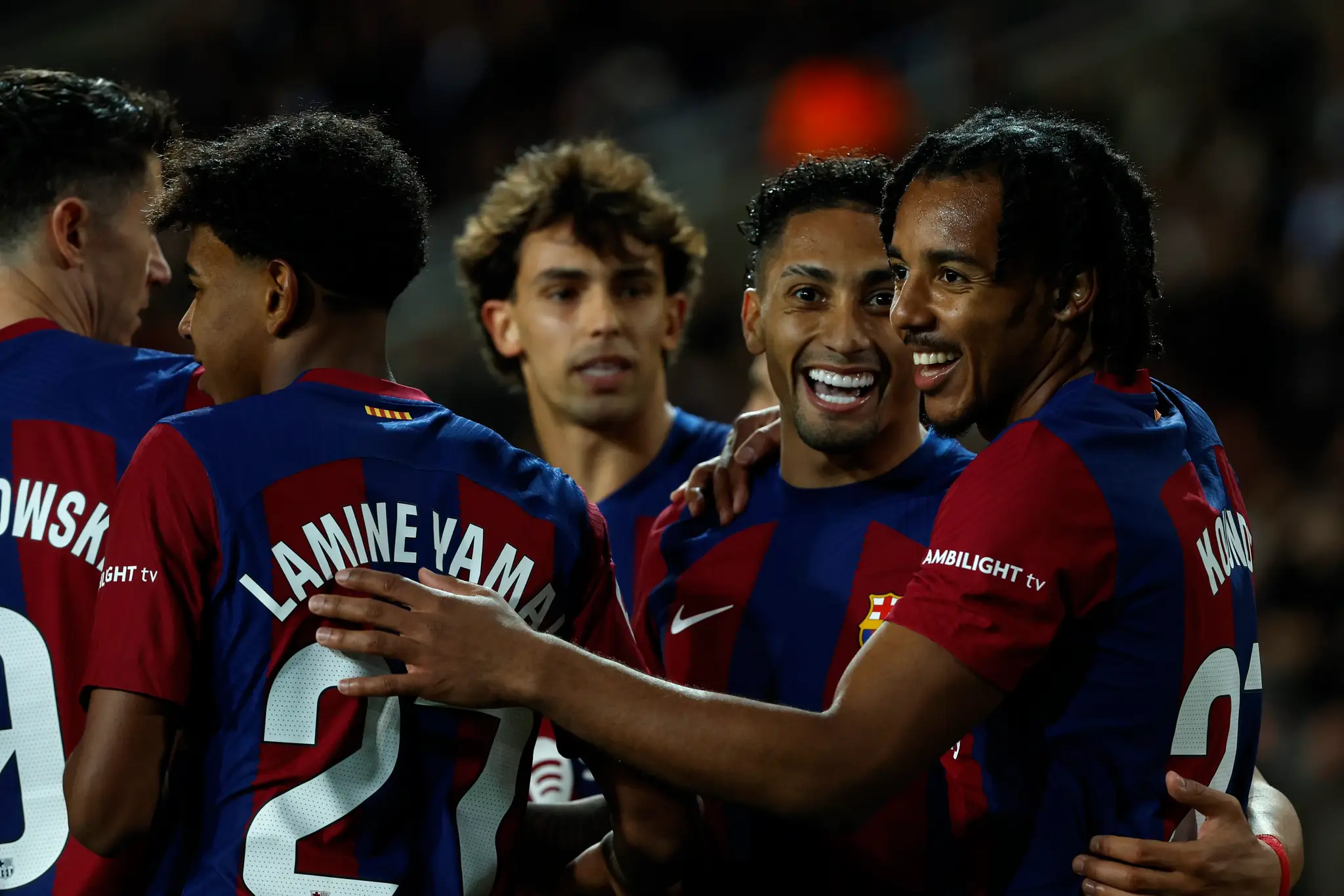 Futbalisti Barcelony oslavujú gól.