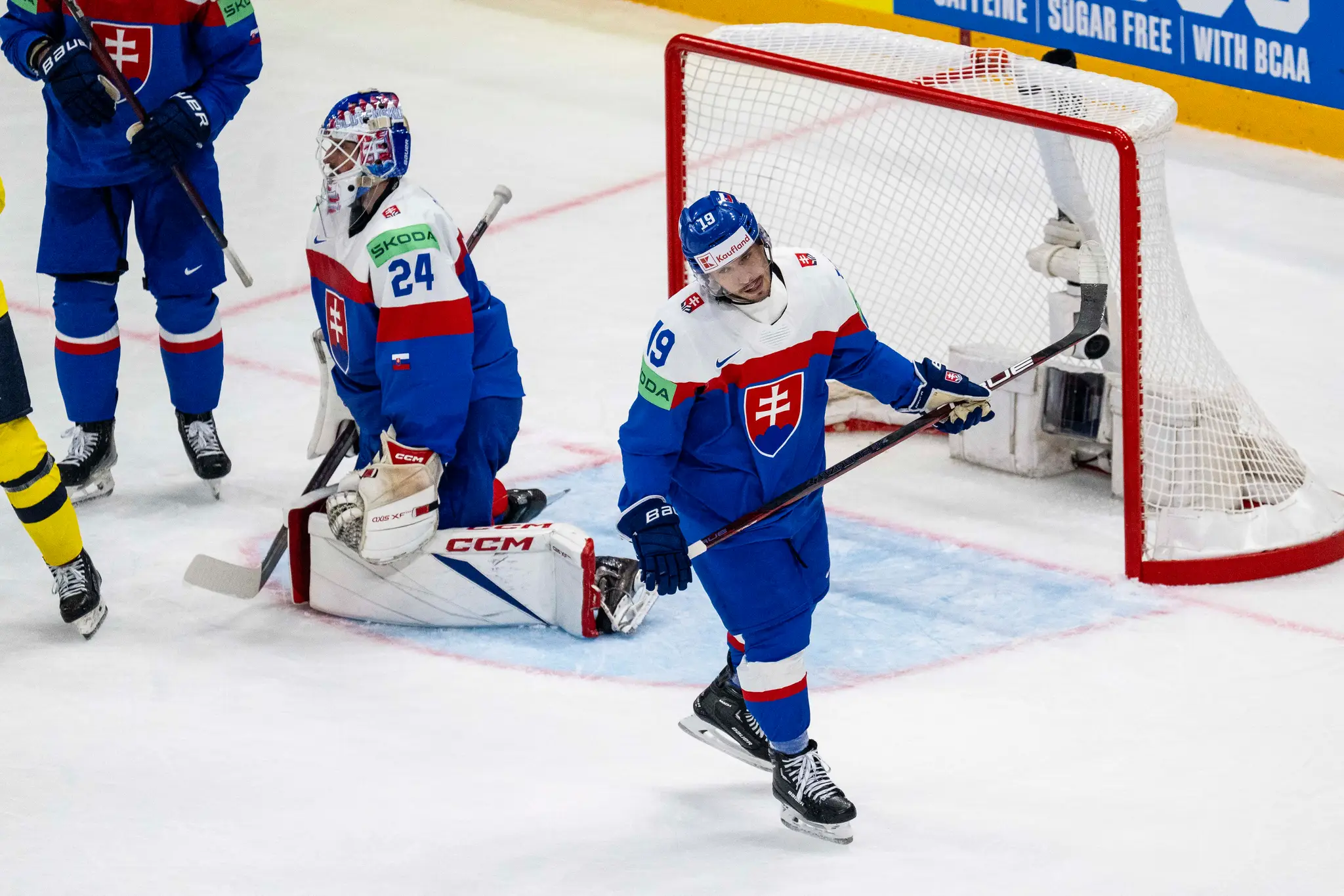 FOTO: Slovensko vo vypredanej hale v Štokholme držalo krok s favoritom len v úvode. Švédi pohodlne vyhrali