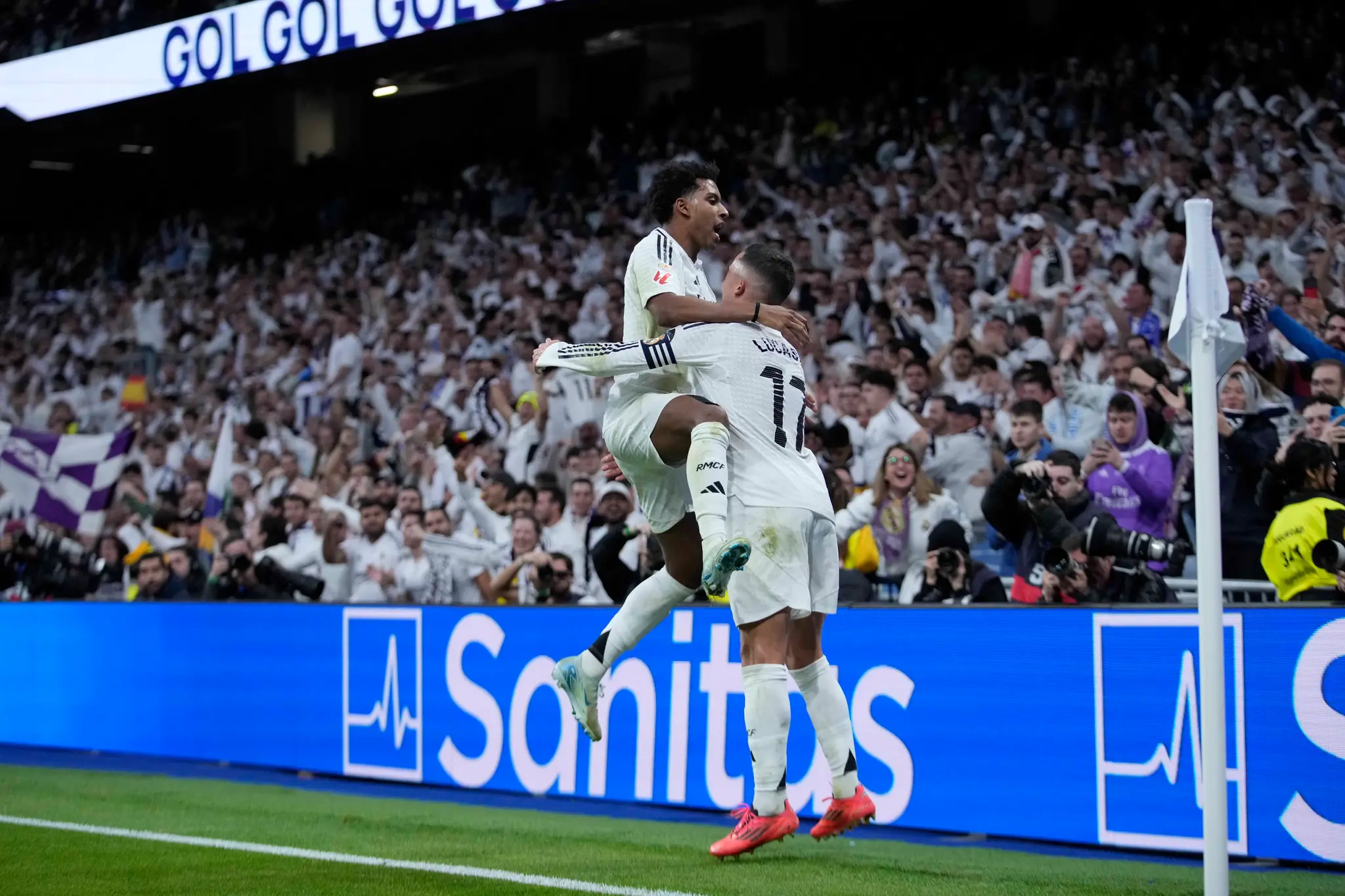 Hráč Realu Madrid Rodrygo (vľavo) a jeho spoluhráč Lucas Vazquez sa radujú  z gólu