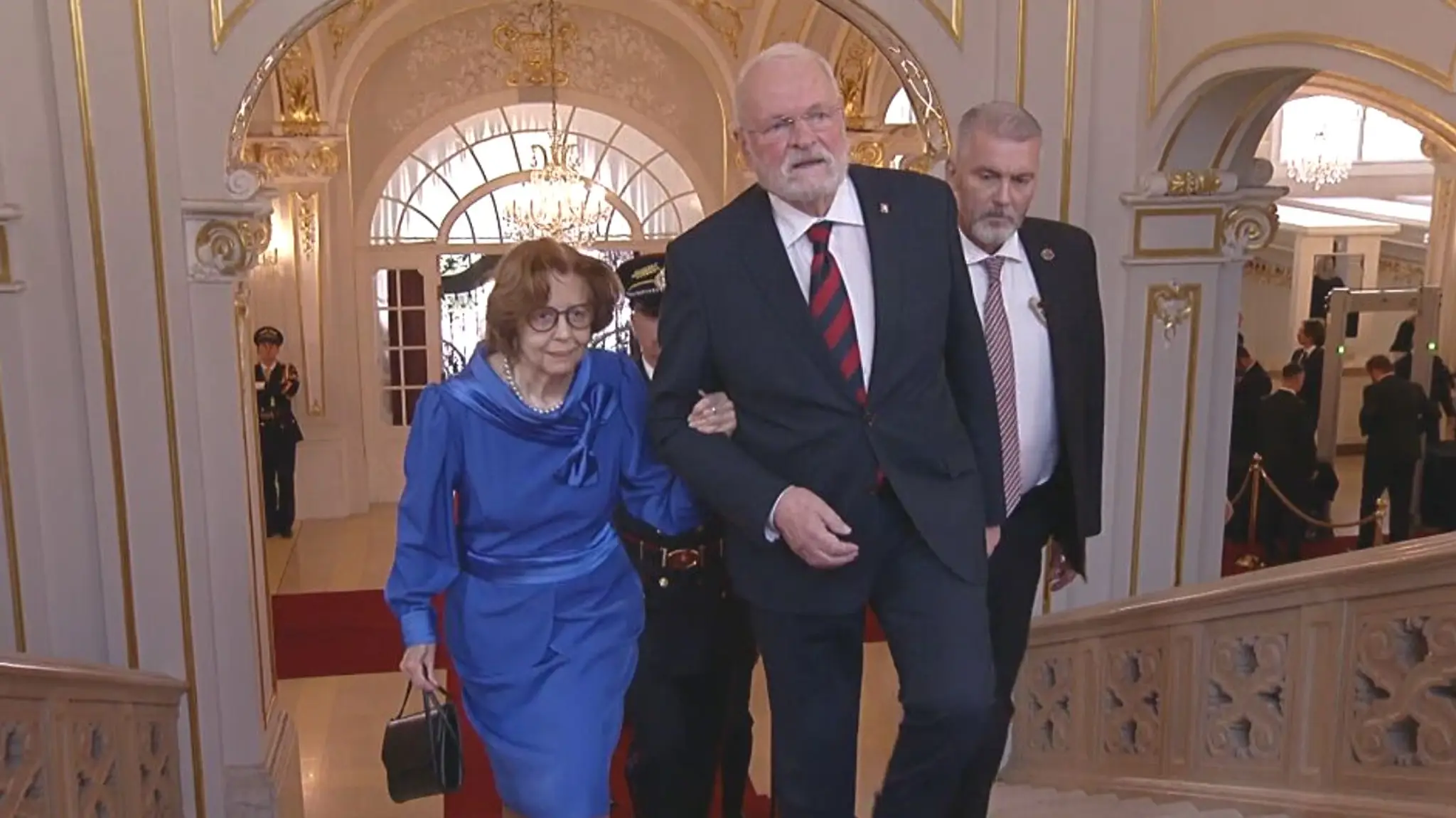 Bývalý prezident Ivan Gašparovič s manželkou počas príchodu do Reduty.