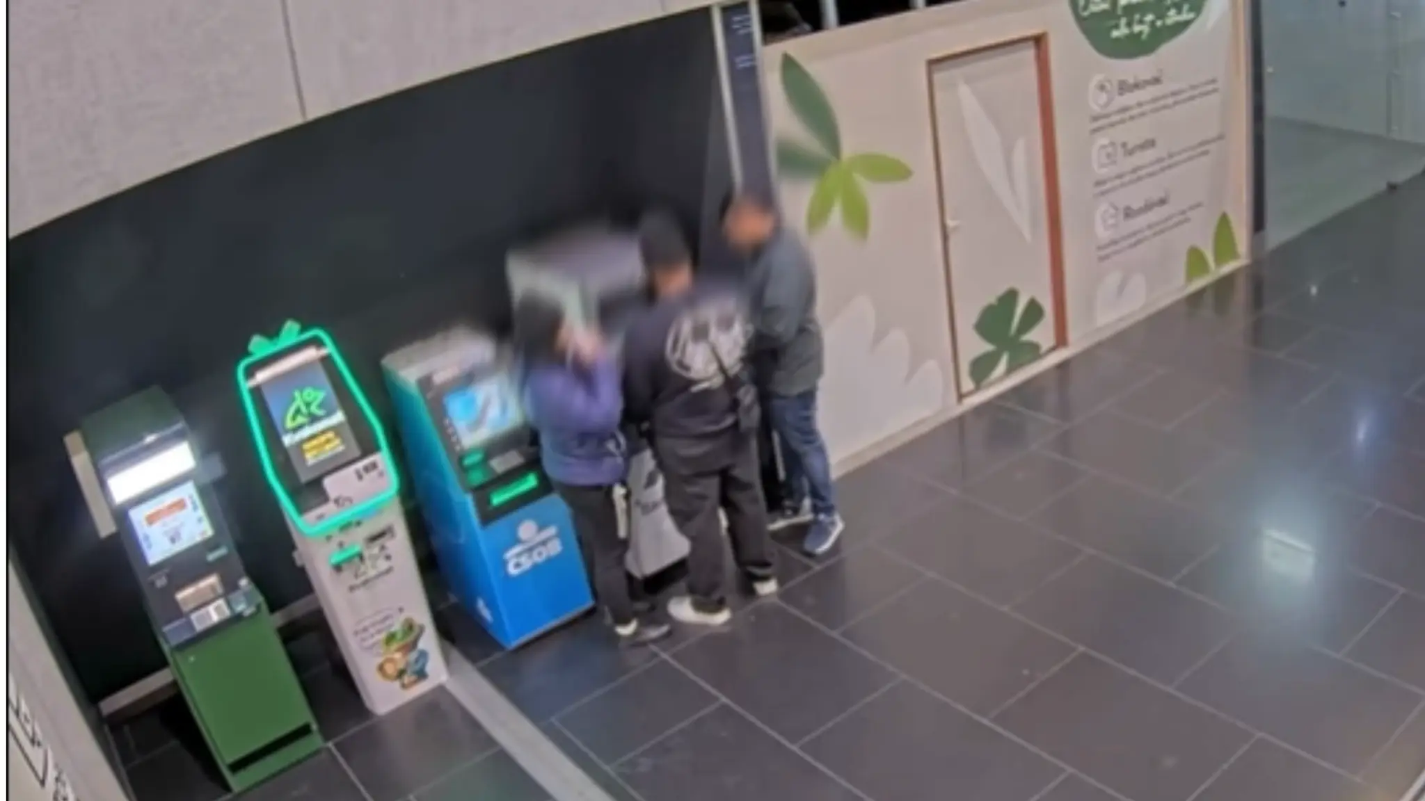 Kriminalisti rozbili skupinu podozrivú z výberov z bankomatov.