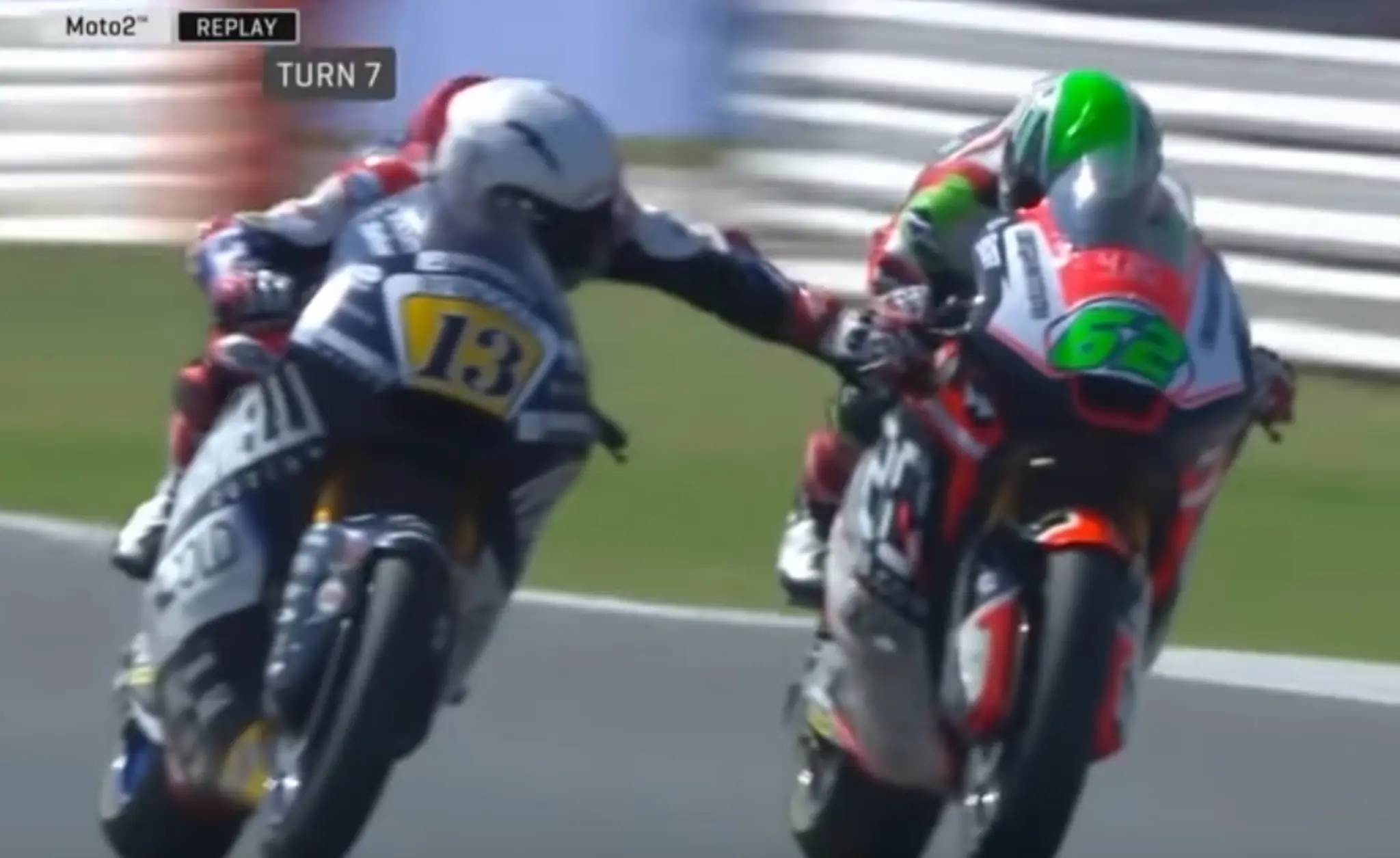 Romano Fenati stláča brzdu na motorke Stefana Monziho.